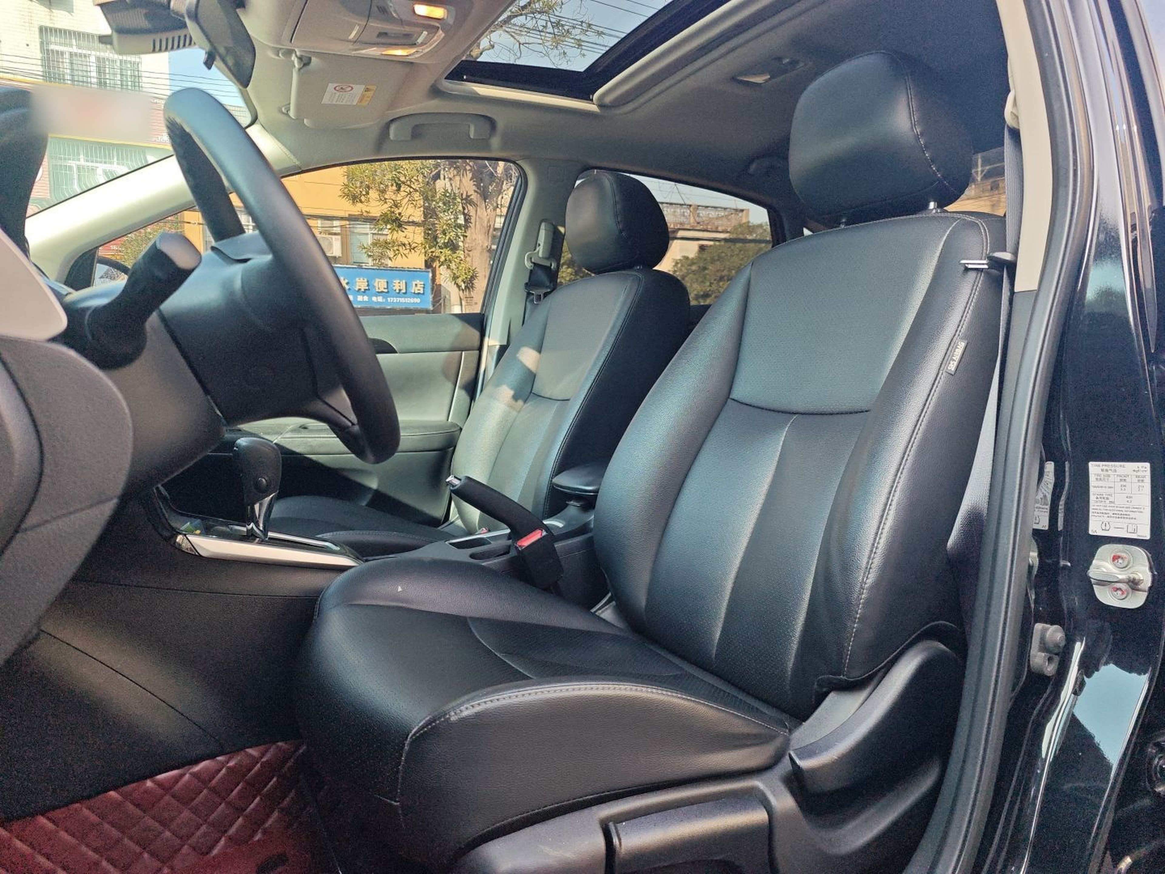 Переднее сиденье в автомобиле