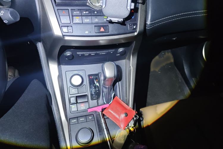 Used Lexus NX 2015 300h Front-Drive Fēngshàng Edition
