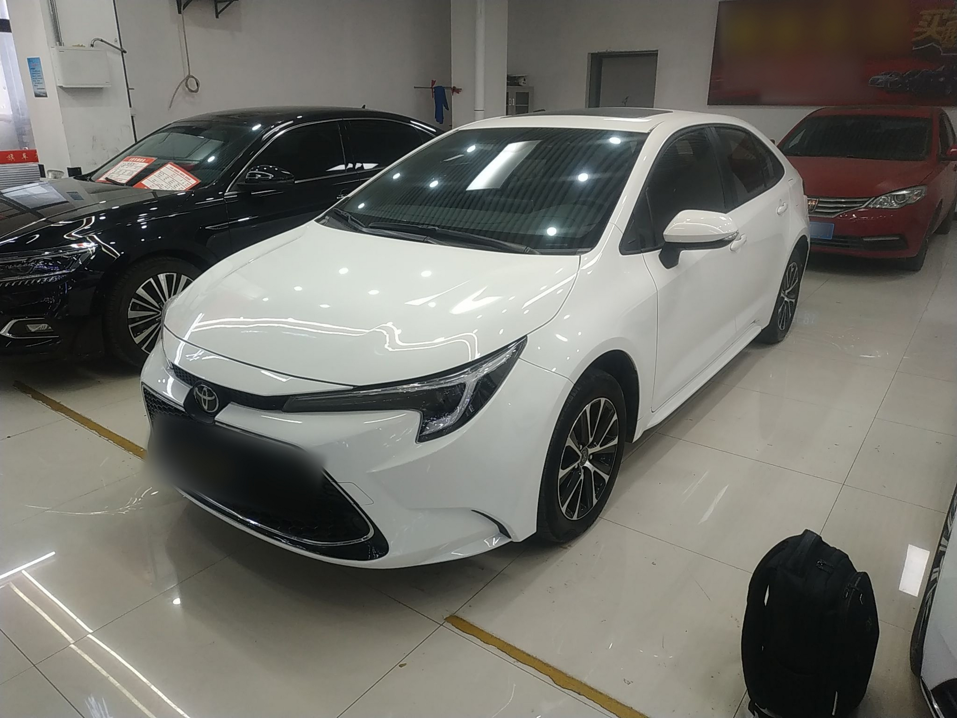 Под передней частью автомобиля