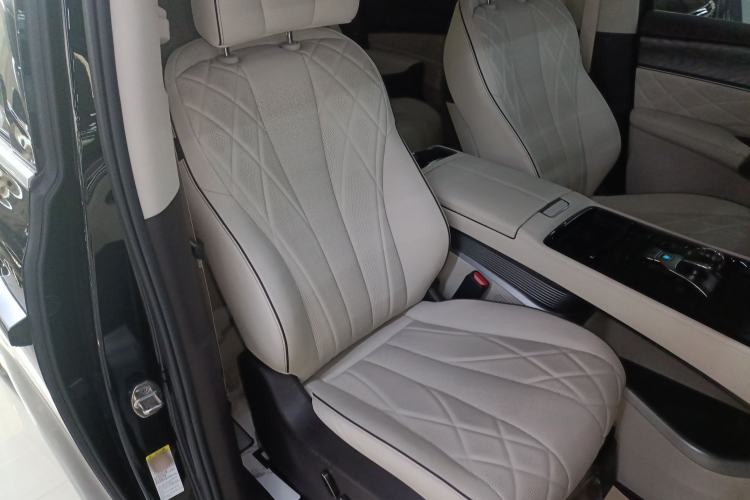 Used Denza D9 2024 DM-i 970 Luxury Model
