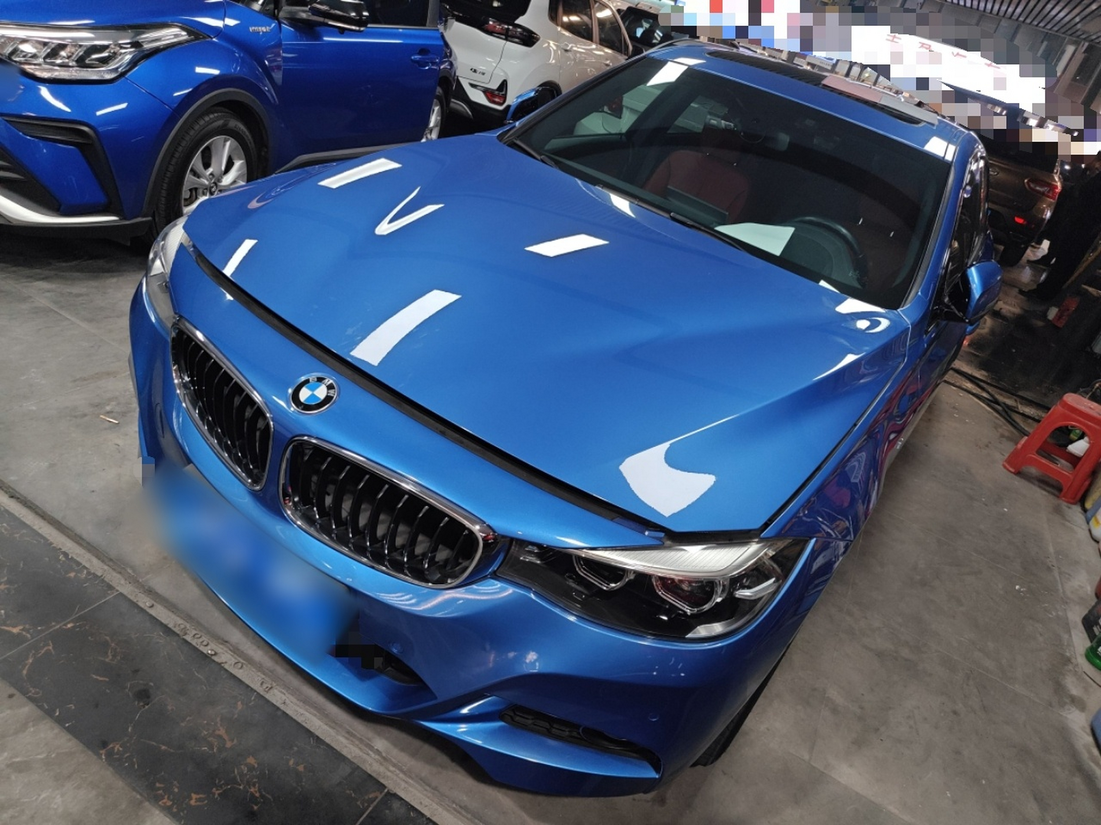 تحت مقدمة السيارة