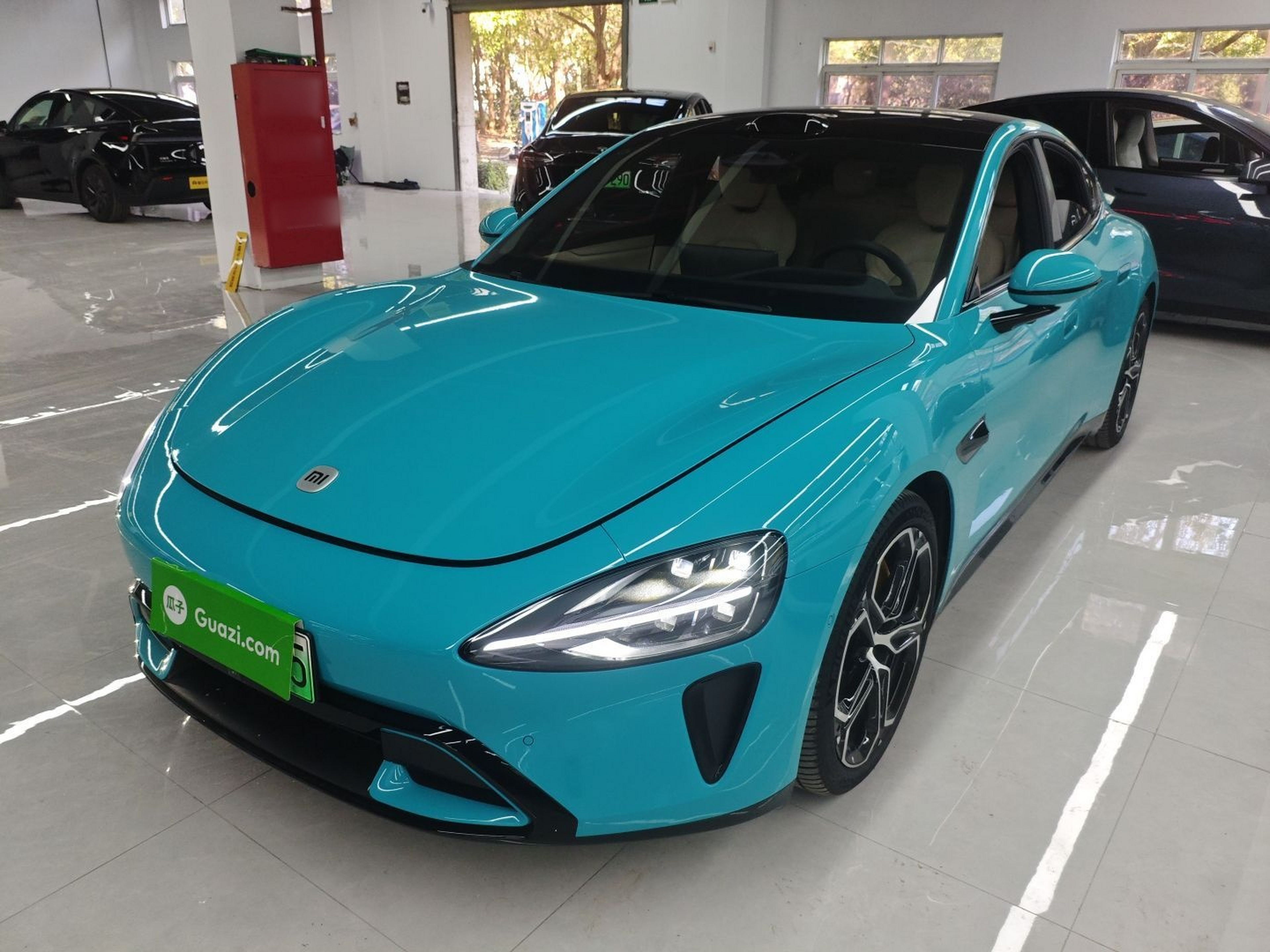 تحت مقدمة السيارة