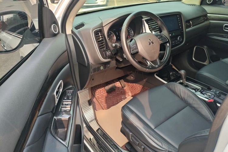 Used Mitsubishi Outlander 2019 2.4L 4x4 Zhi Xiang Edition 7 Seats China V Emission Standard
