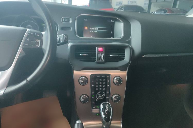 Used Volvo V40 2014 Cross Country T5 AWD Smart Luxury Edition
