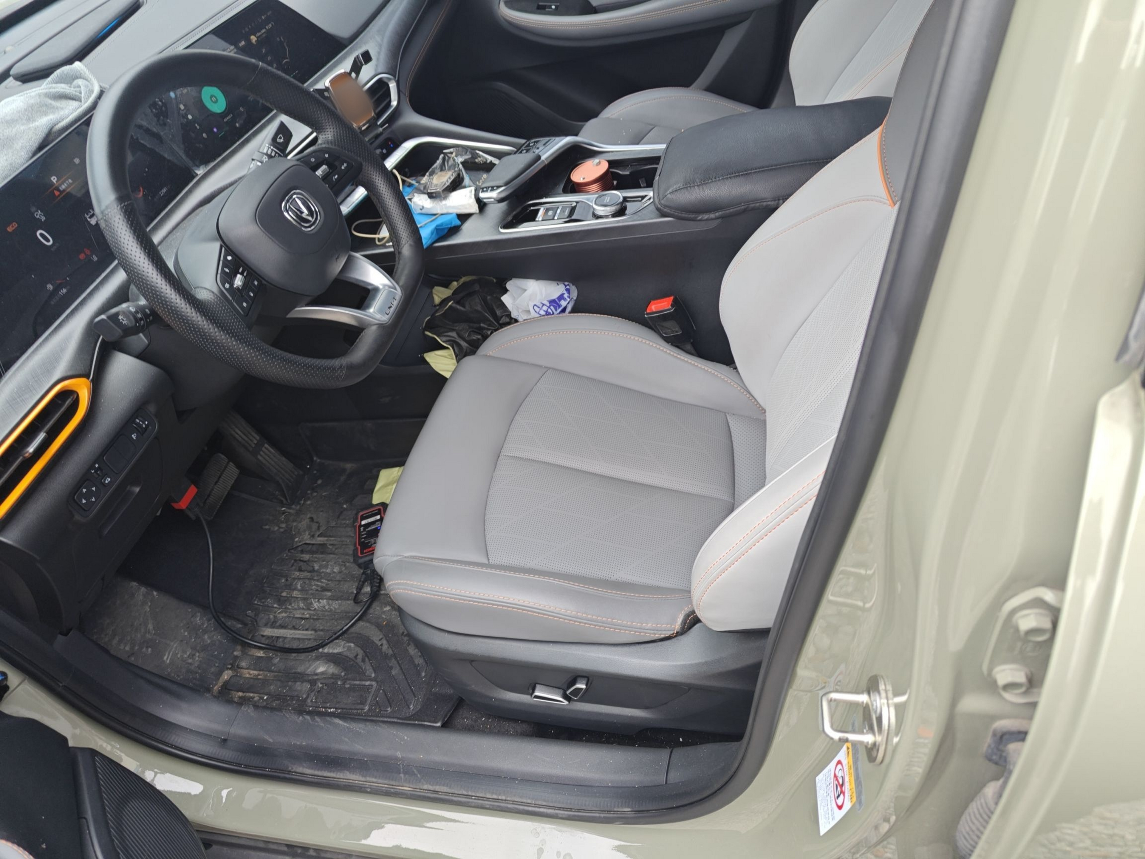 المقاعد الأمامية داخل السيارة