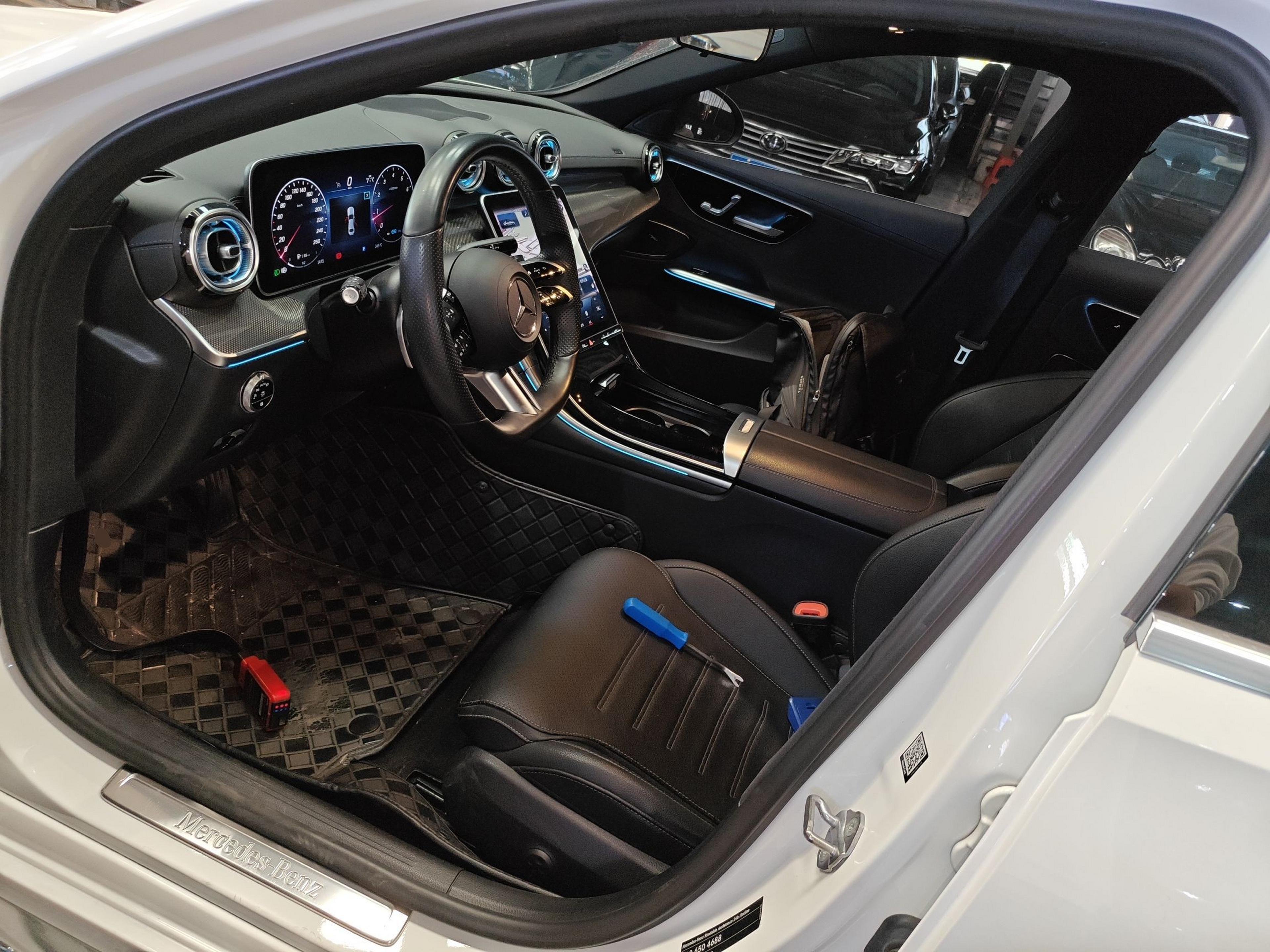 المقاعد الأمامية داخل السيارة