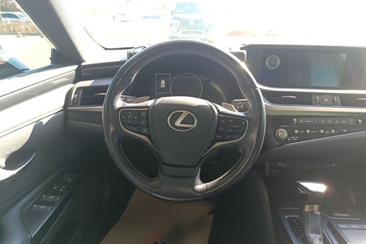 Used Lexus ES 2020 300h Premier Edition
