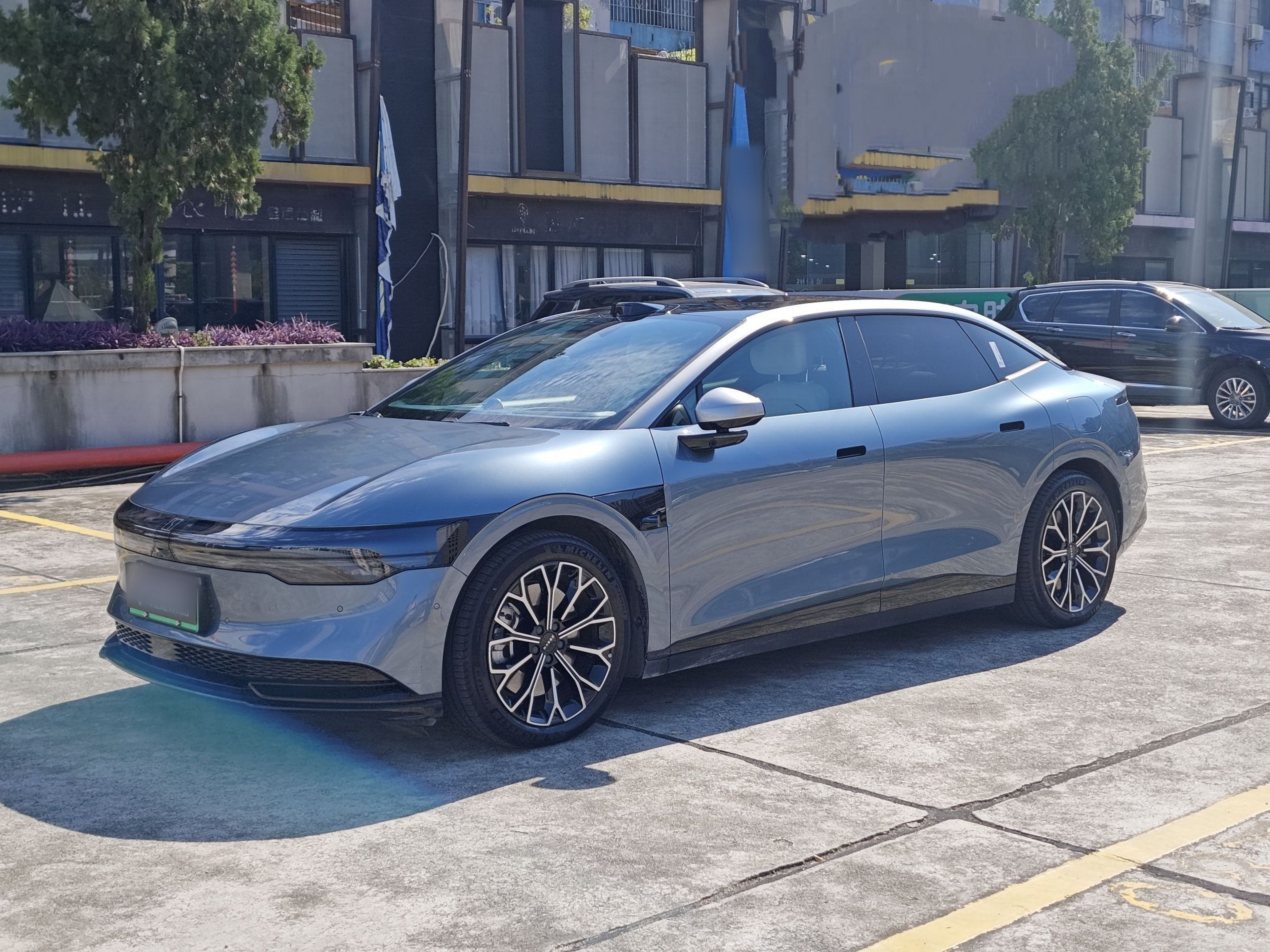 Под передней частью автомобиля