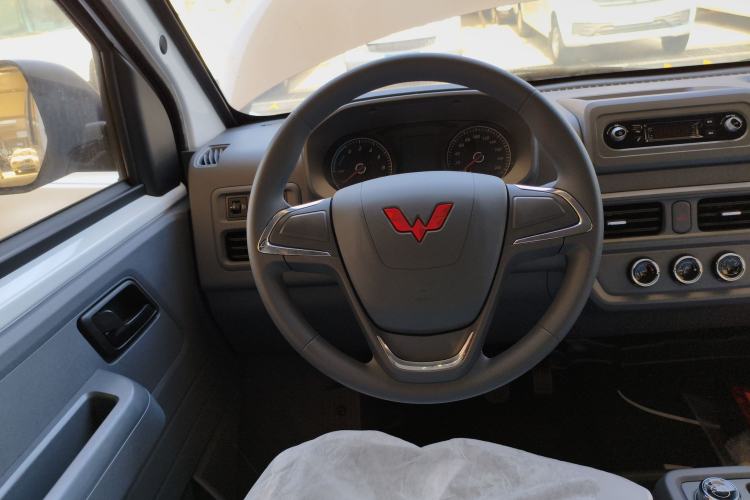 Used Wuling Yangguang 2024 300KM Comfort Version Passenger Van 75kW