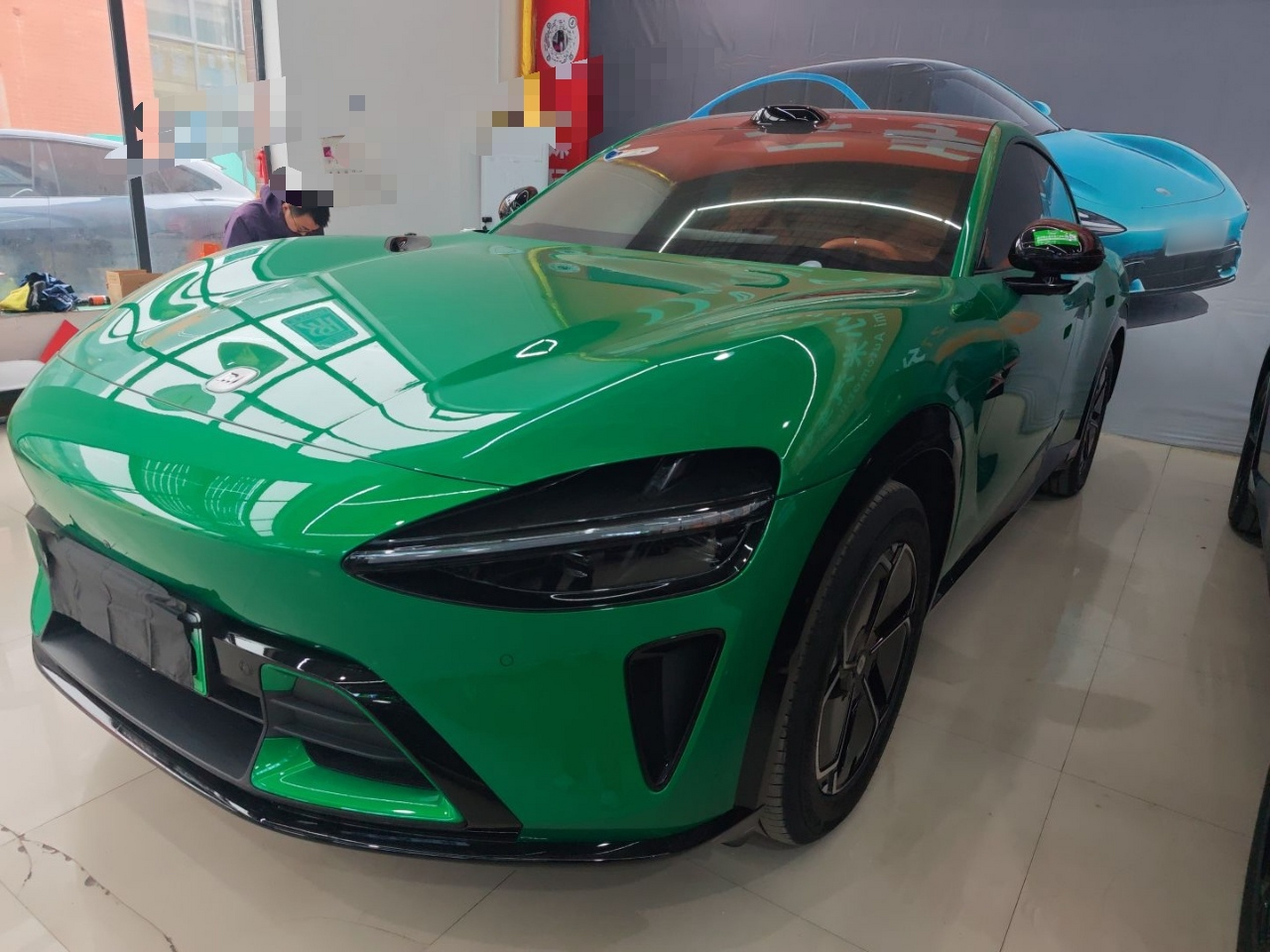 تحت مقدمة السيارة