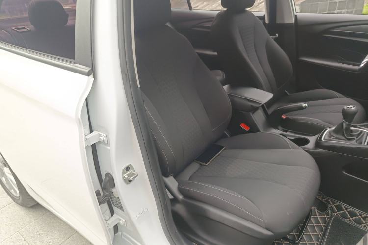 Used Roewe i5 2020 1.5L Manual 4G Connect Luxury Edition
