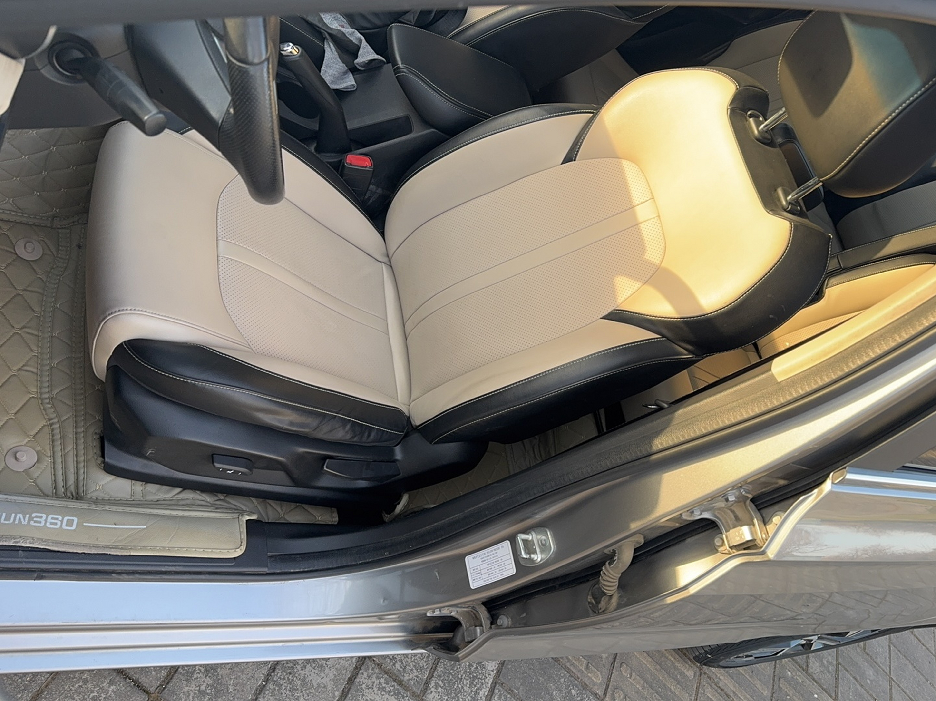 Переднее сиденье в автомобиле