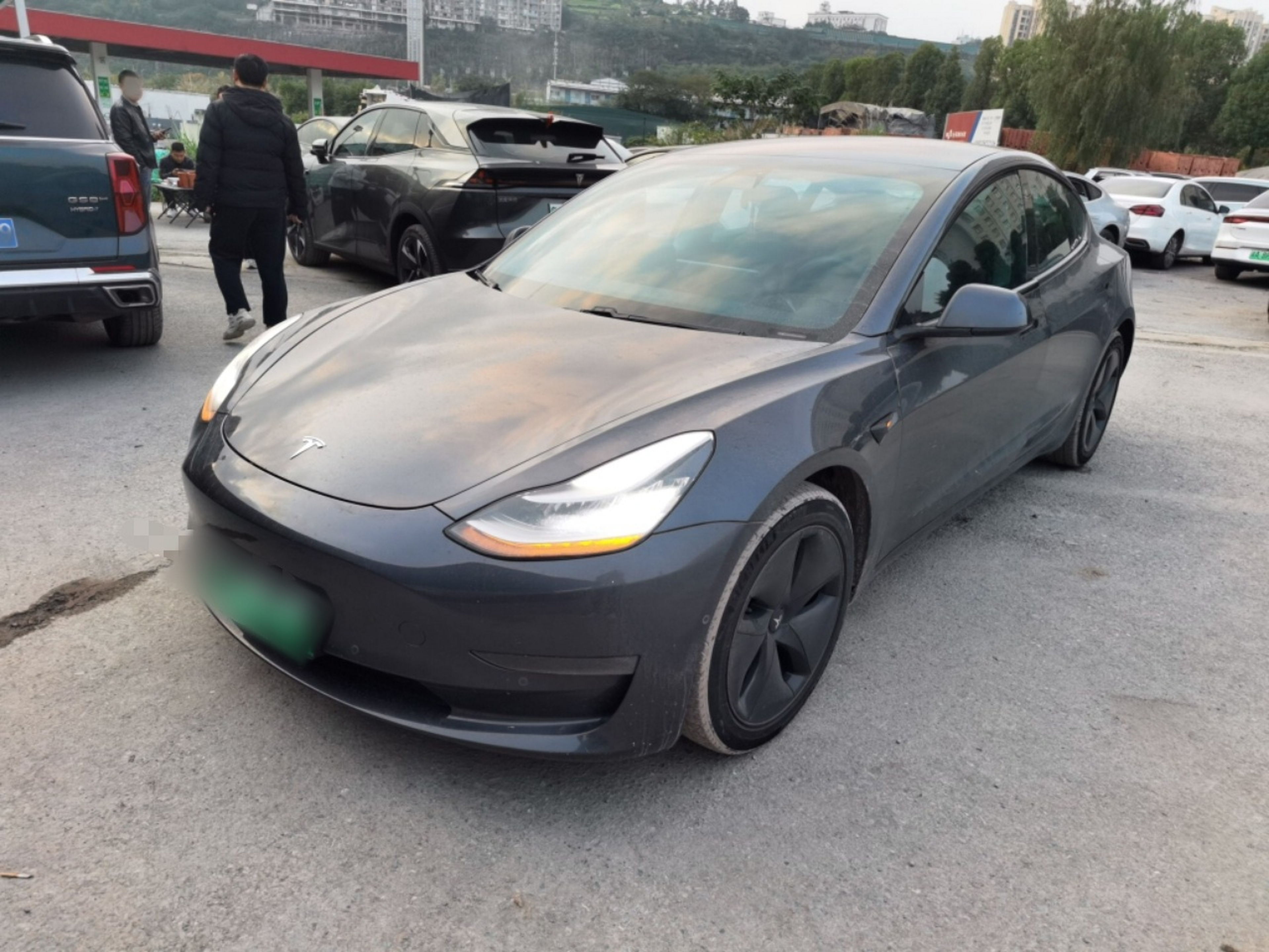 Под передней частью автомобиля