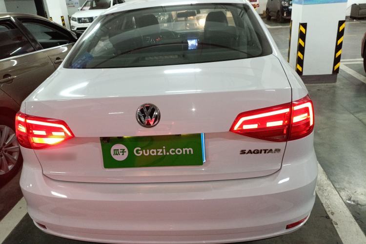 Used Volkswagen Sagitar 2015 1.6L Automatic Fashion Model
