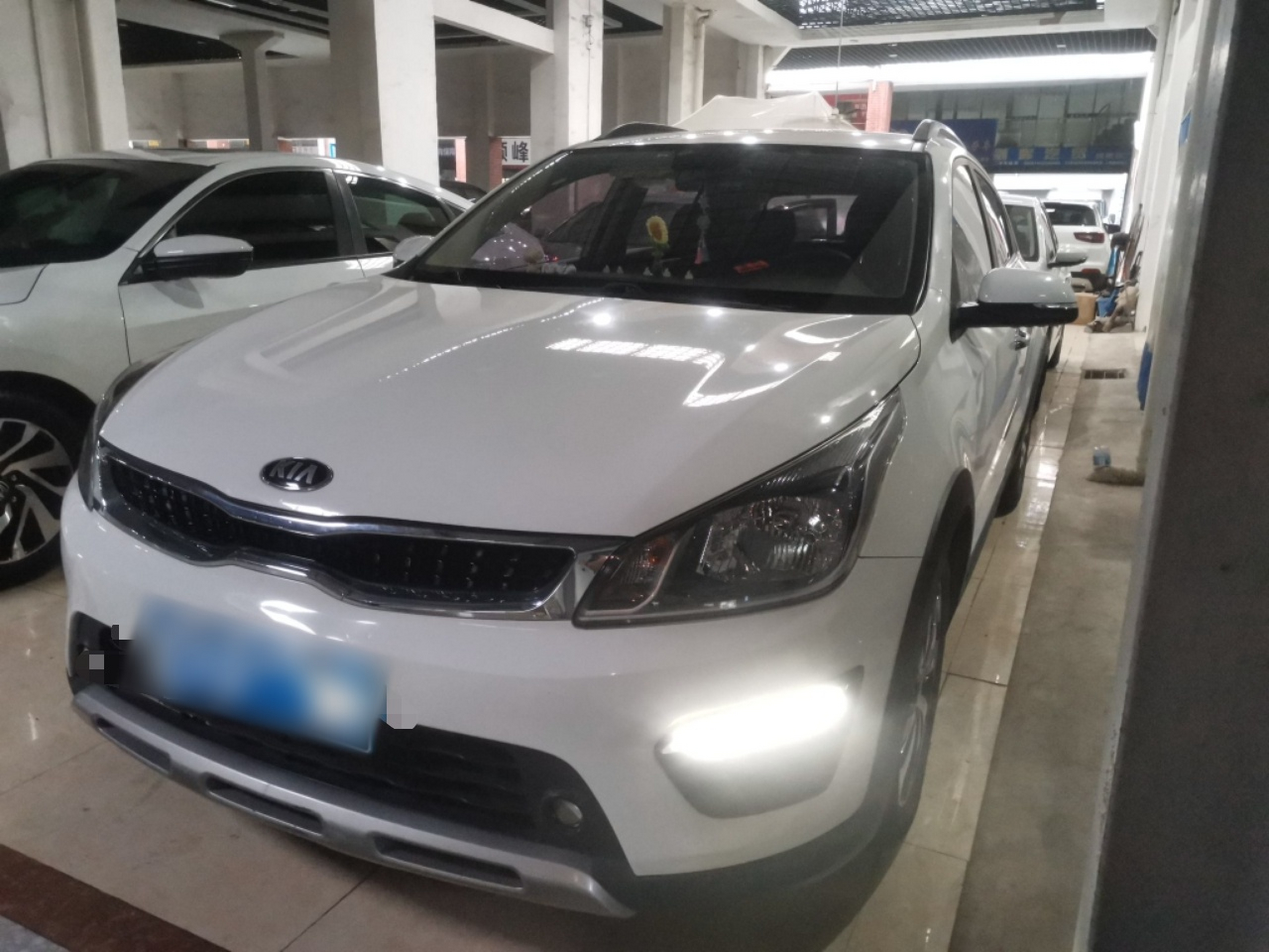 Под передней частью автомобиля