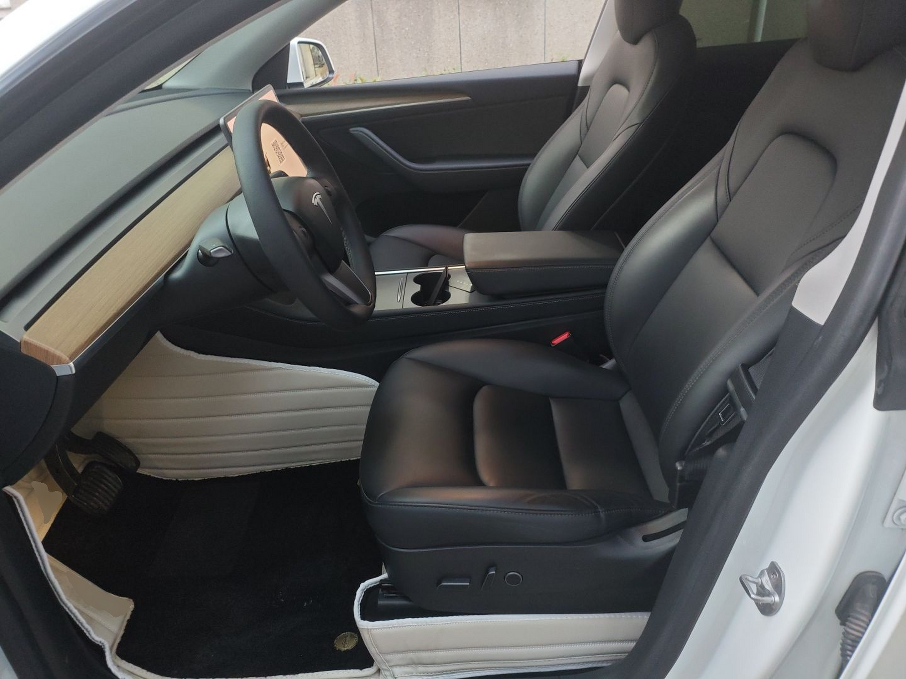 Переднее сиденье в автомобиле