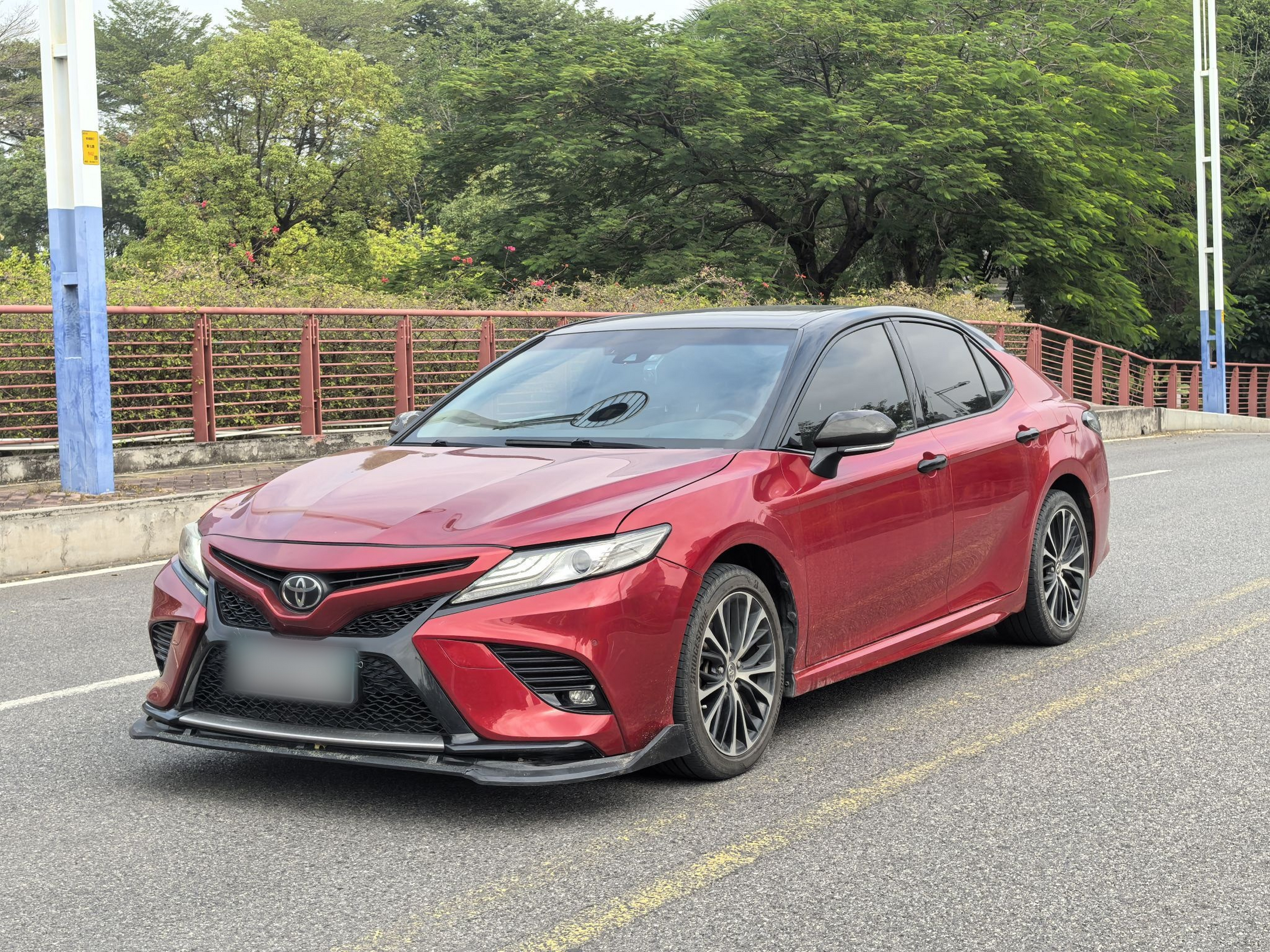 تحت مقدمة السيارة