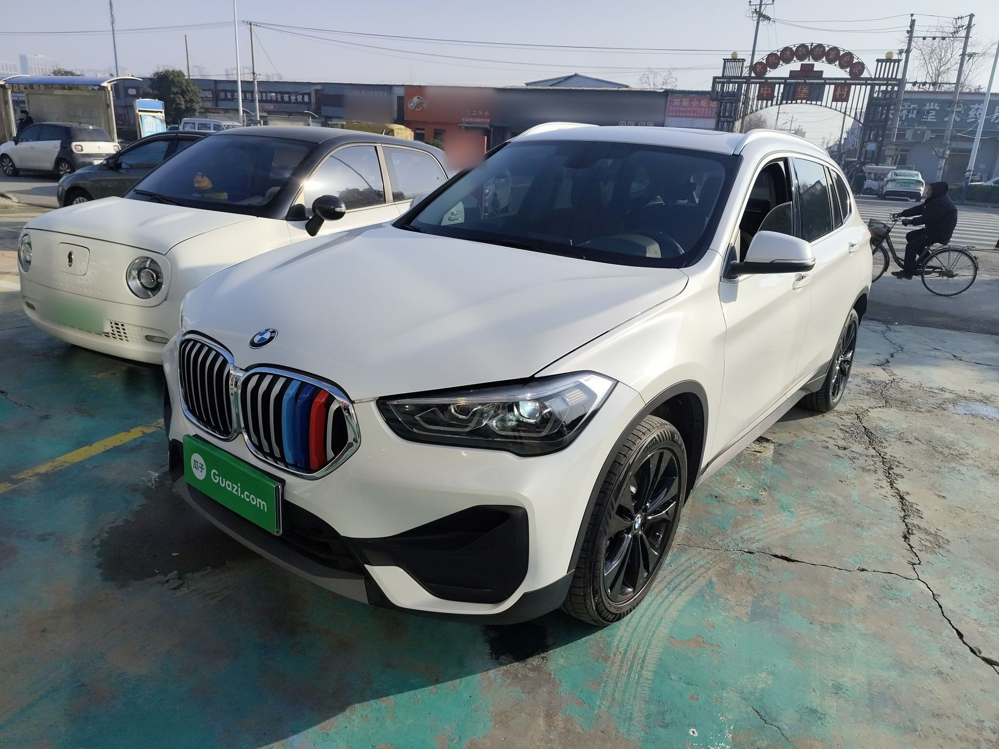 Под передней частью автомобиля