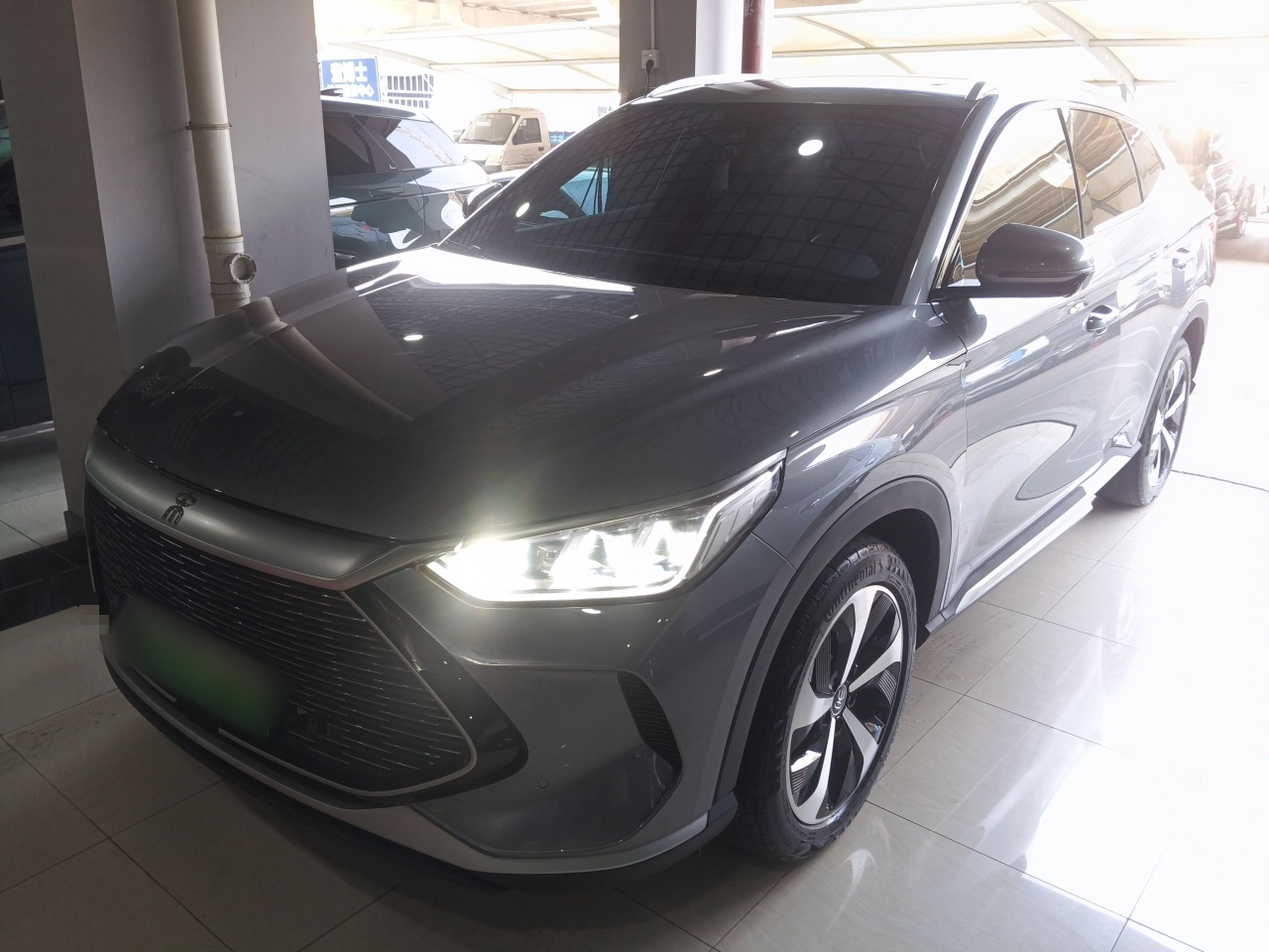 Под передней частью автомобиля