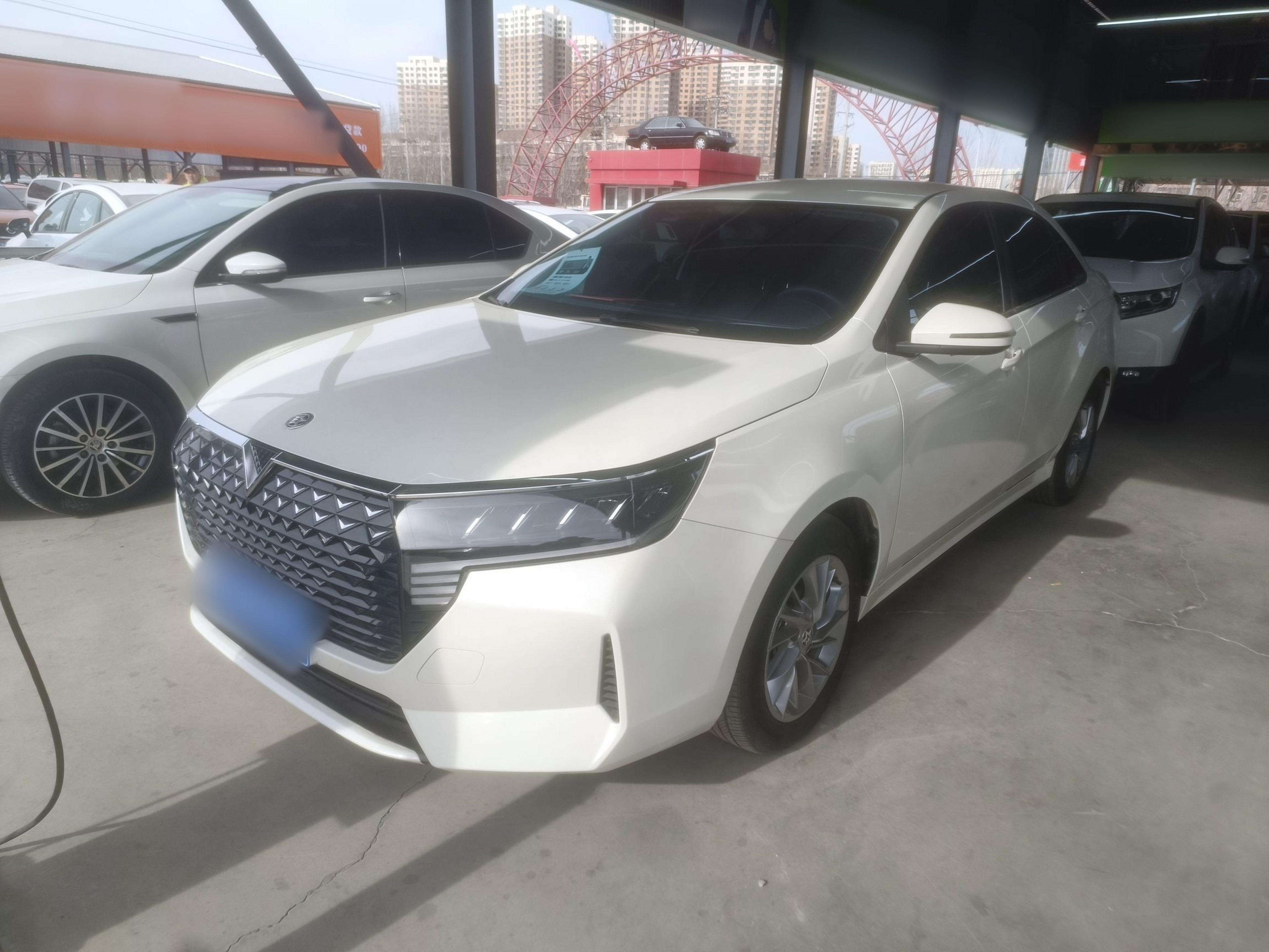 تحت مقدمة السيارة