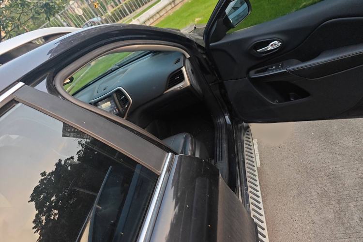 Used  Cherokee 2017 2.4L Professional Smart Edition
