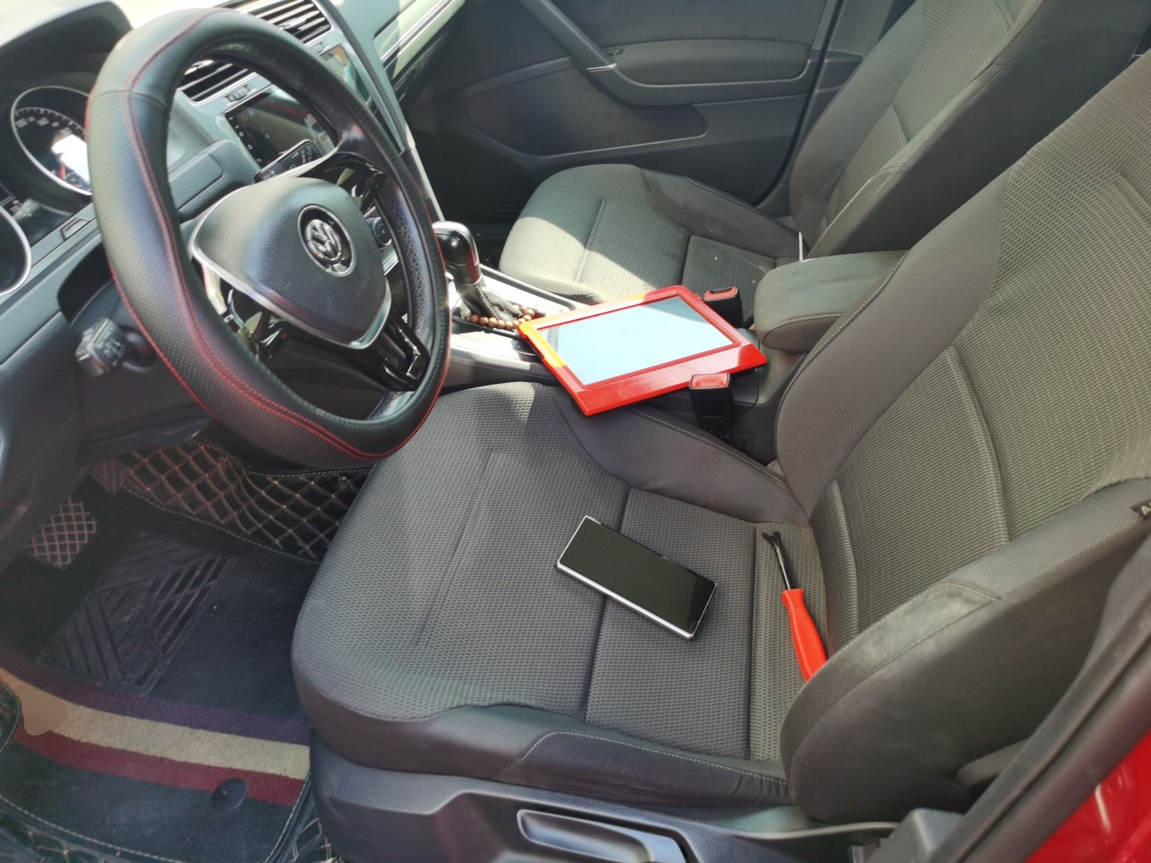 المقاعد الأمامية داخل السيارة