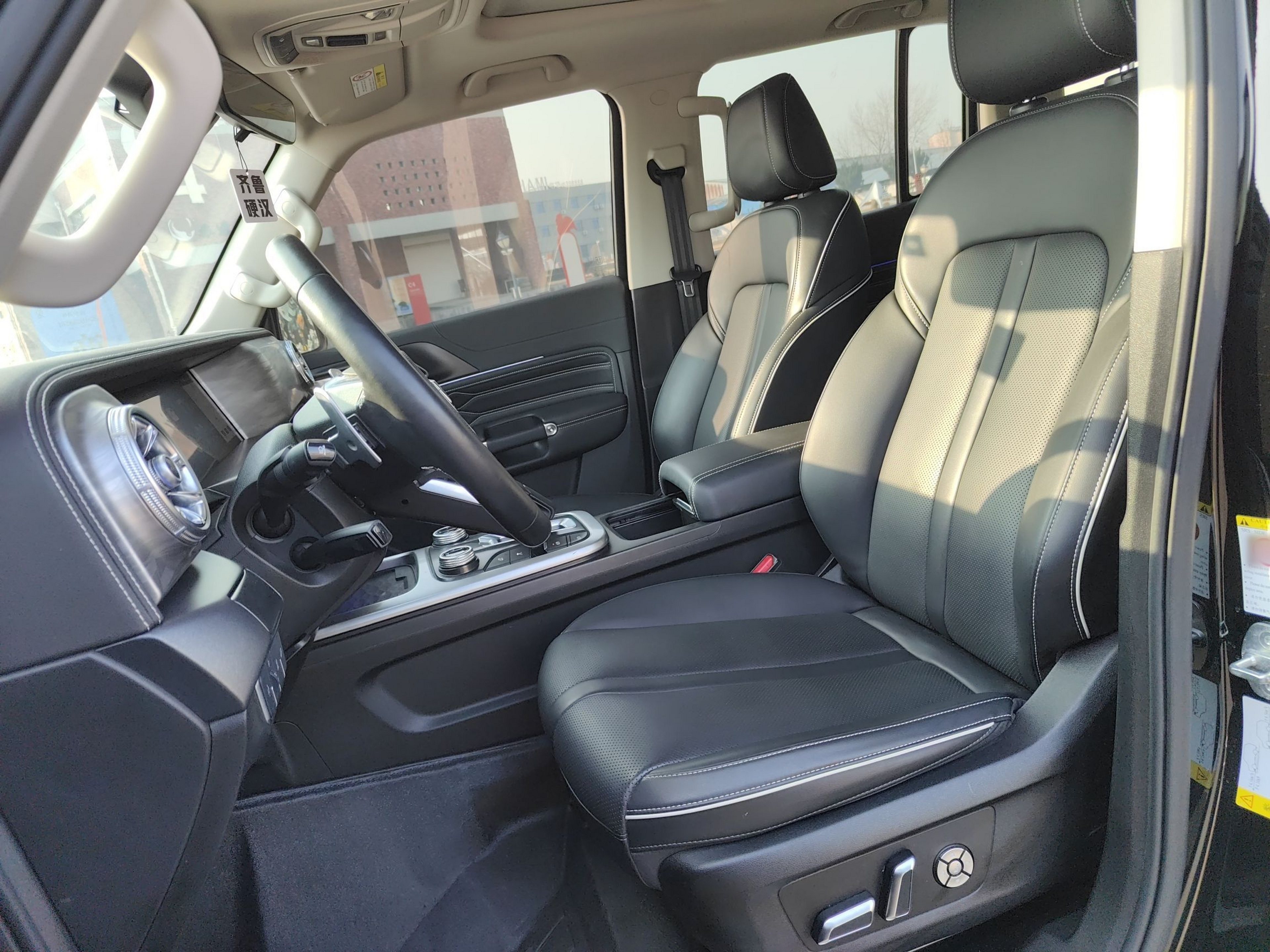 المقاعد الأمامية داخل السيارة