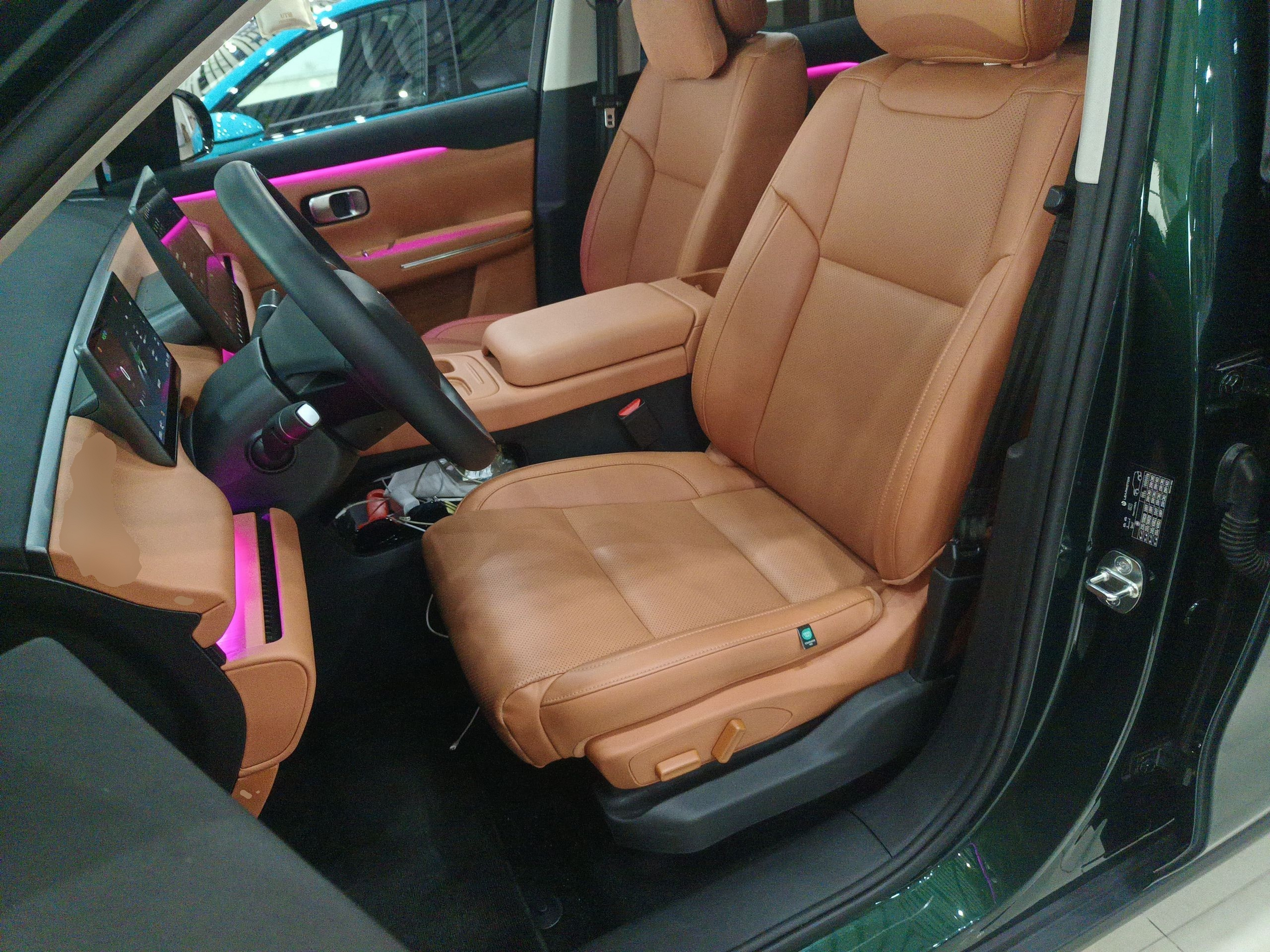 المقاعد الأمامية داخل السيارة
