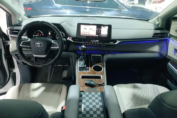 Used Toyota Sienna 2024 2.5L Hybrid Comfort Edition
