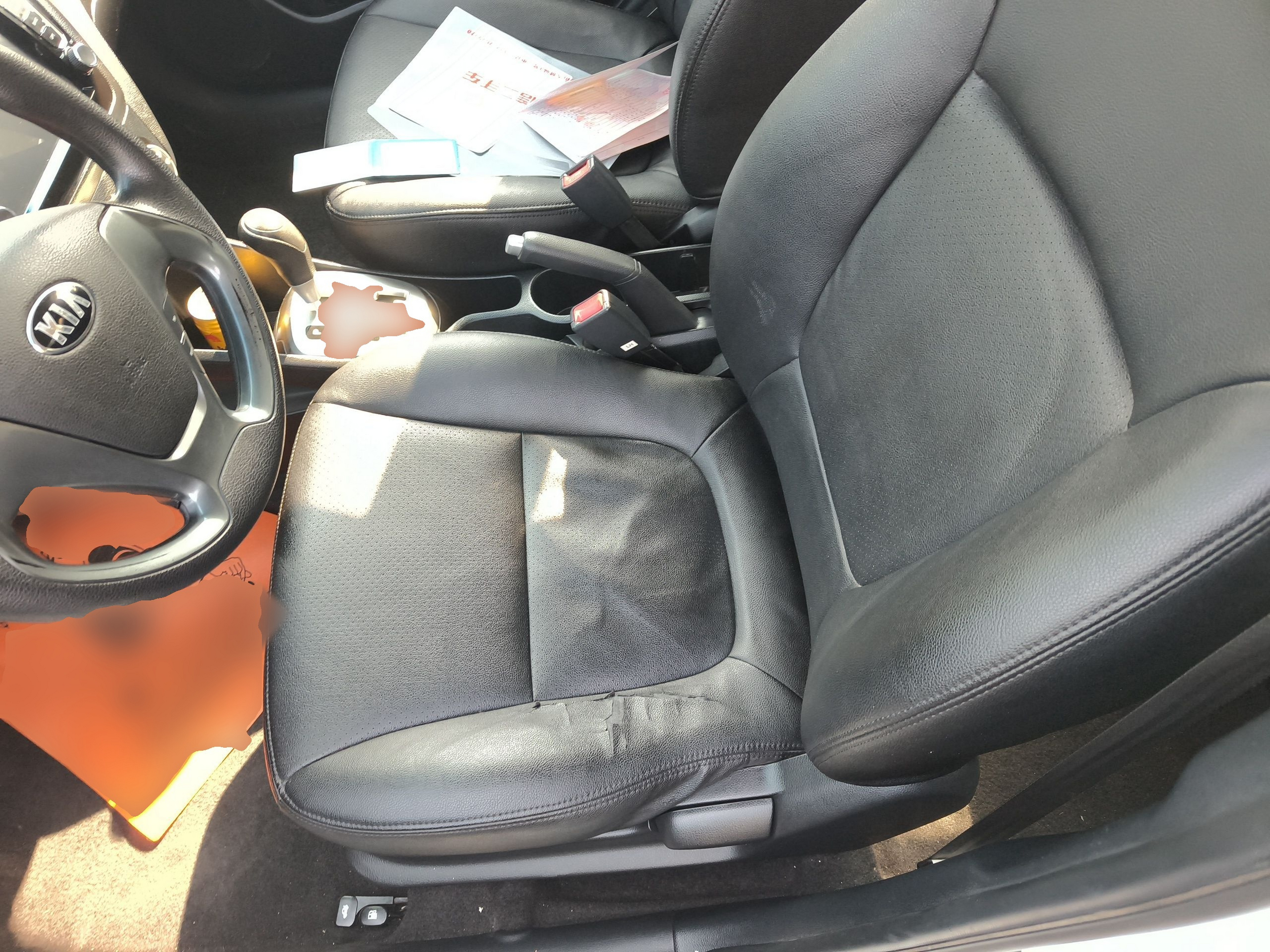 المقاعد الأمامية داخل السيارة