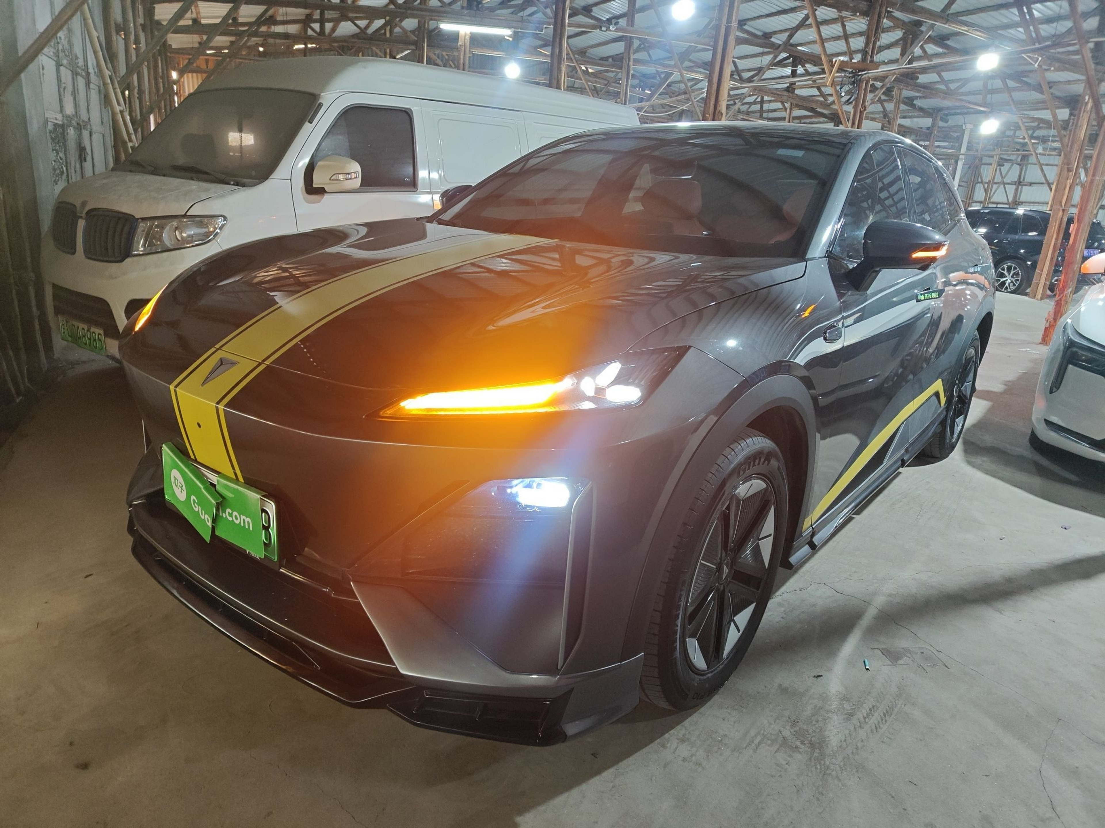 تحت مقدمة السيارة