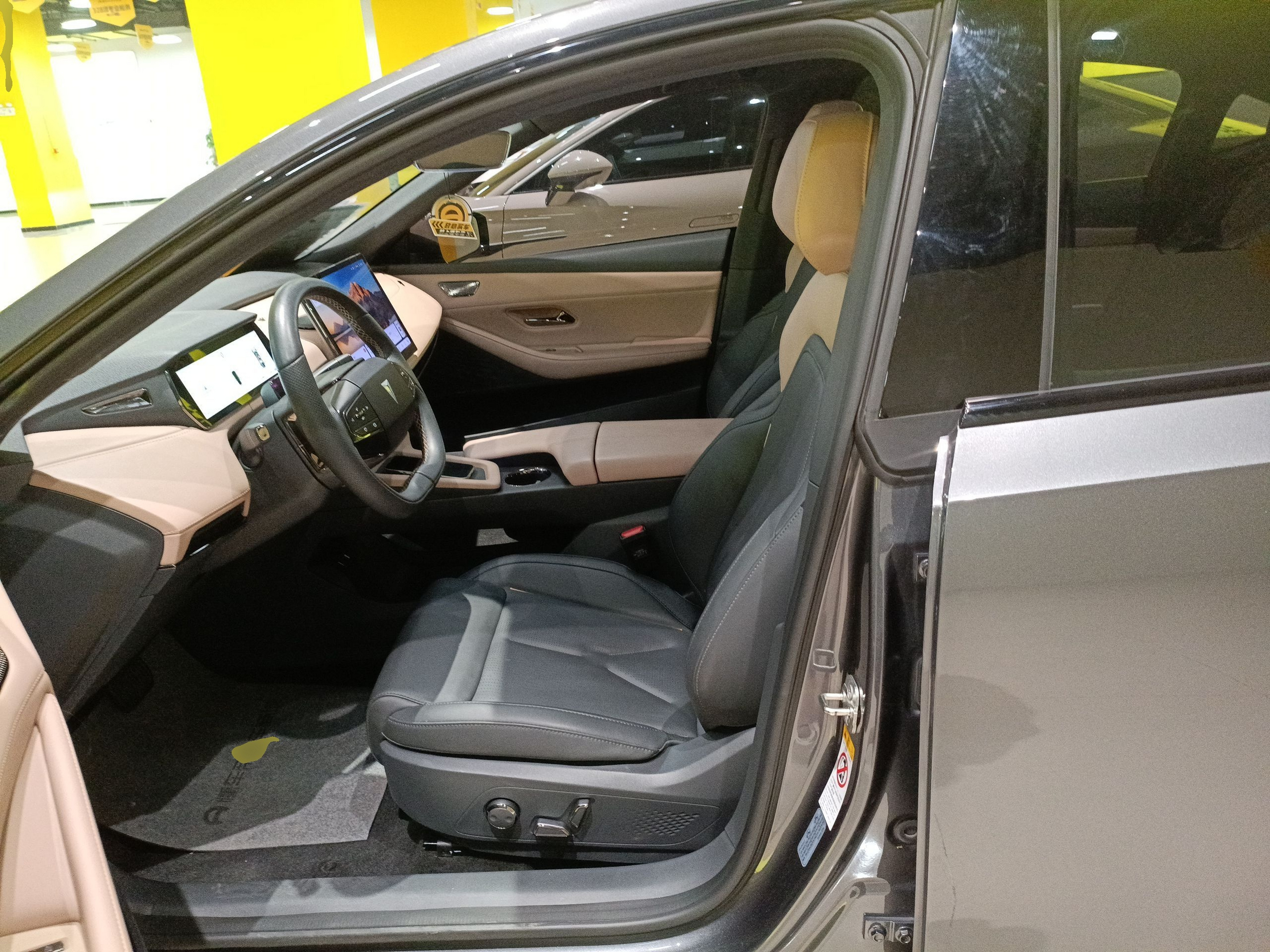 المقاعد الأمامية داخل السيارة