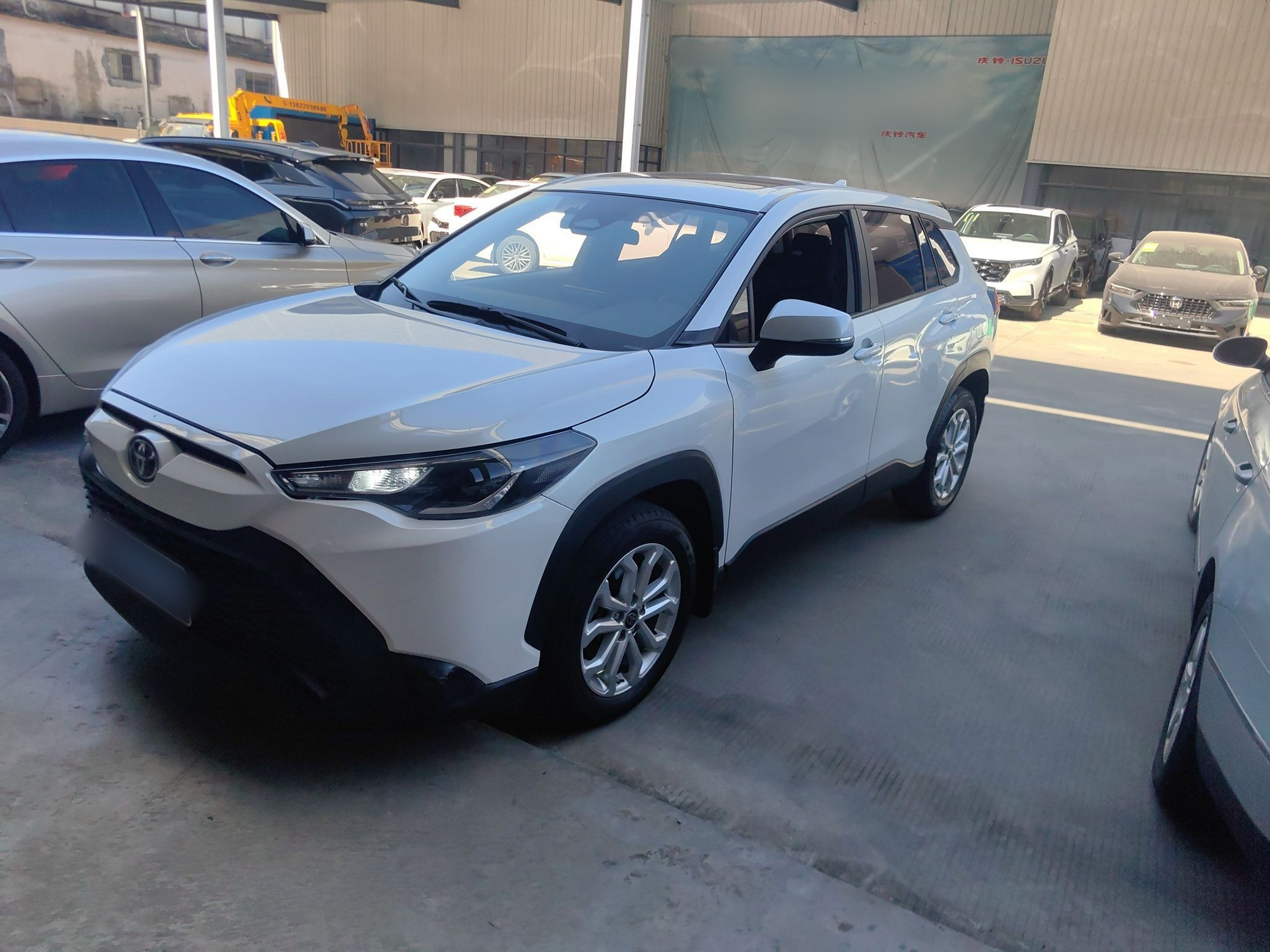 Под передней частью автомобиля