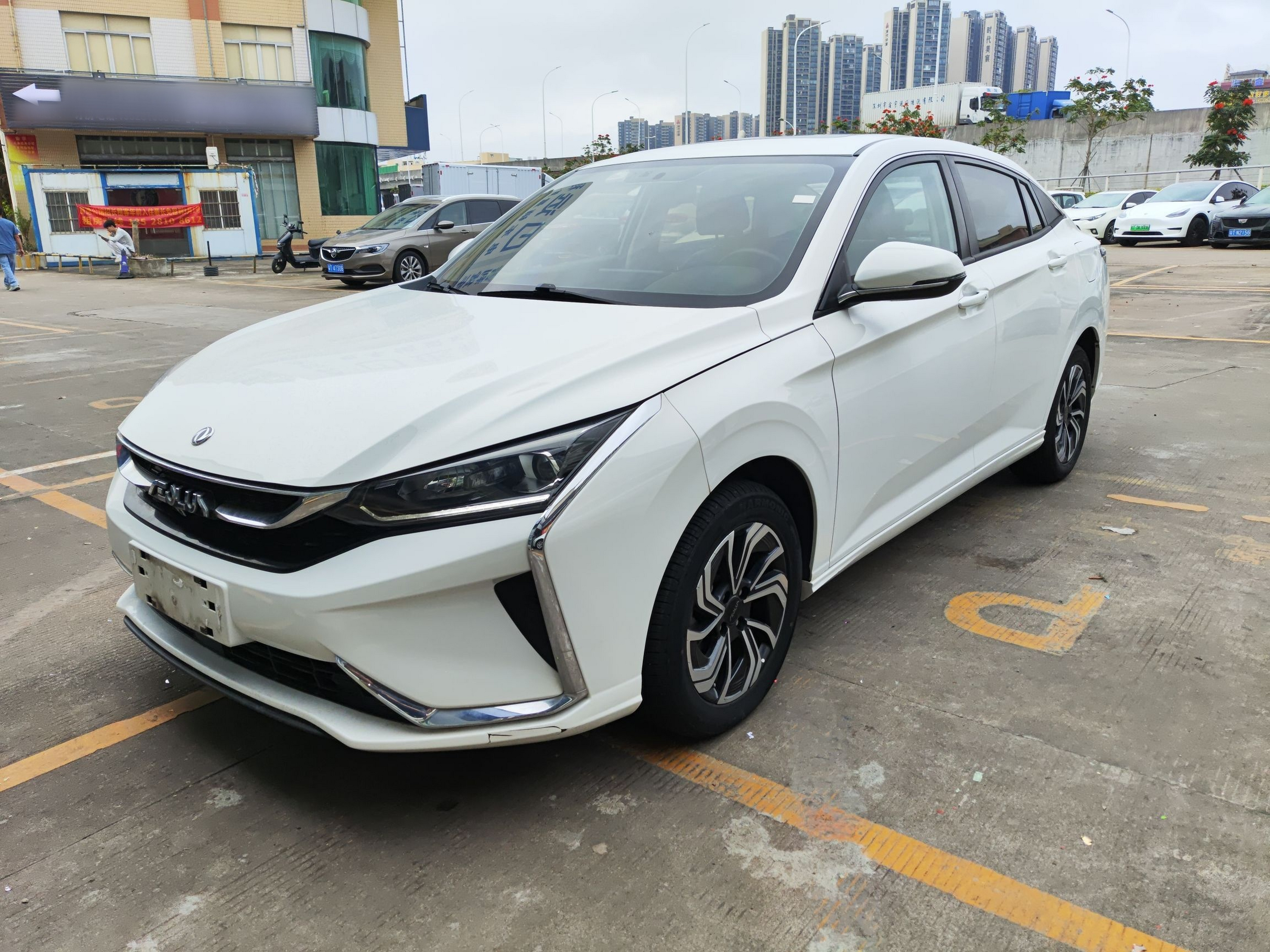 Под передней частью автомобиля