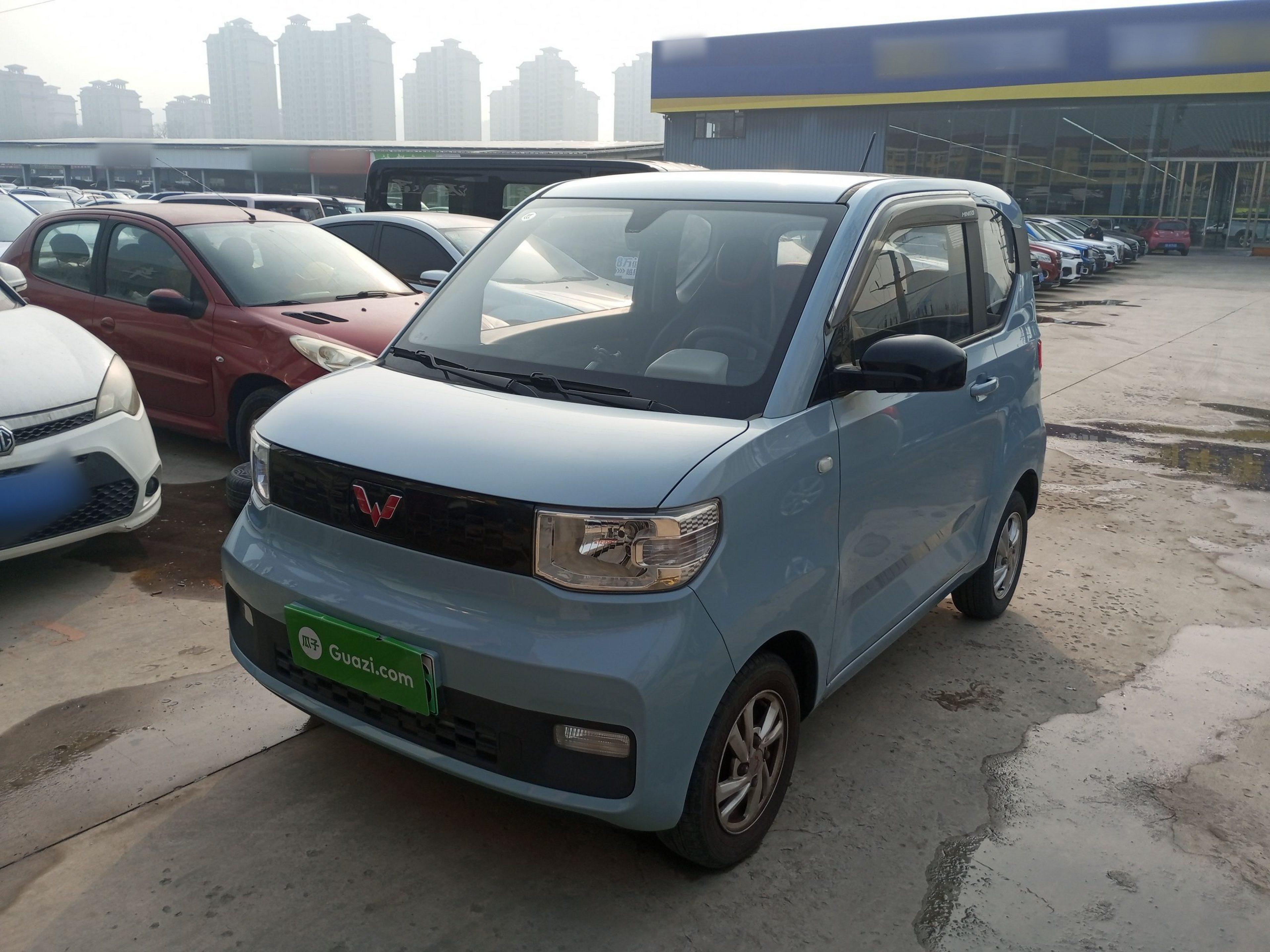 تحت مقدمة السيارة