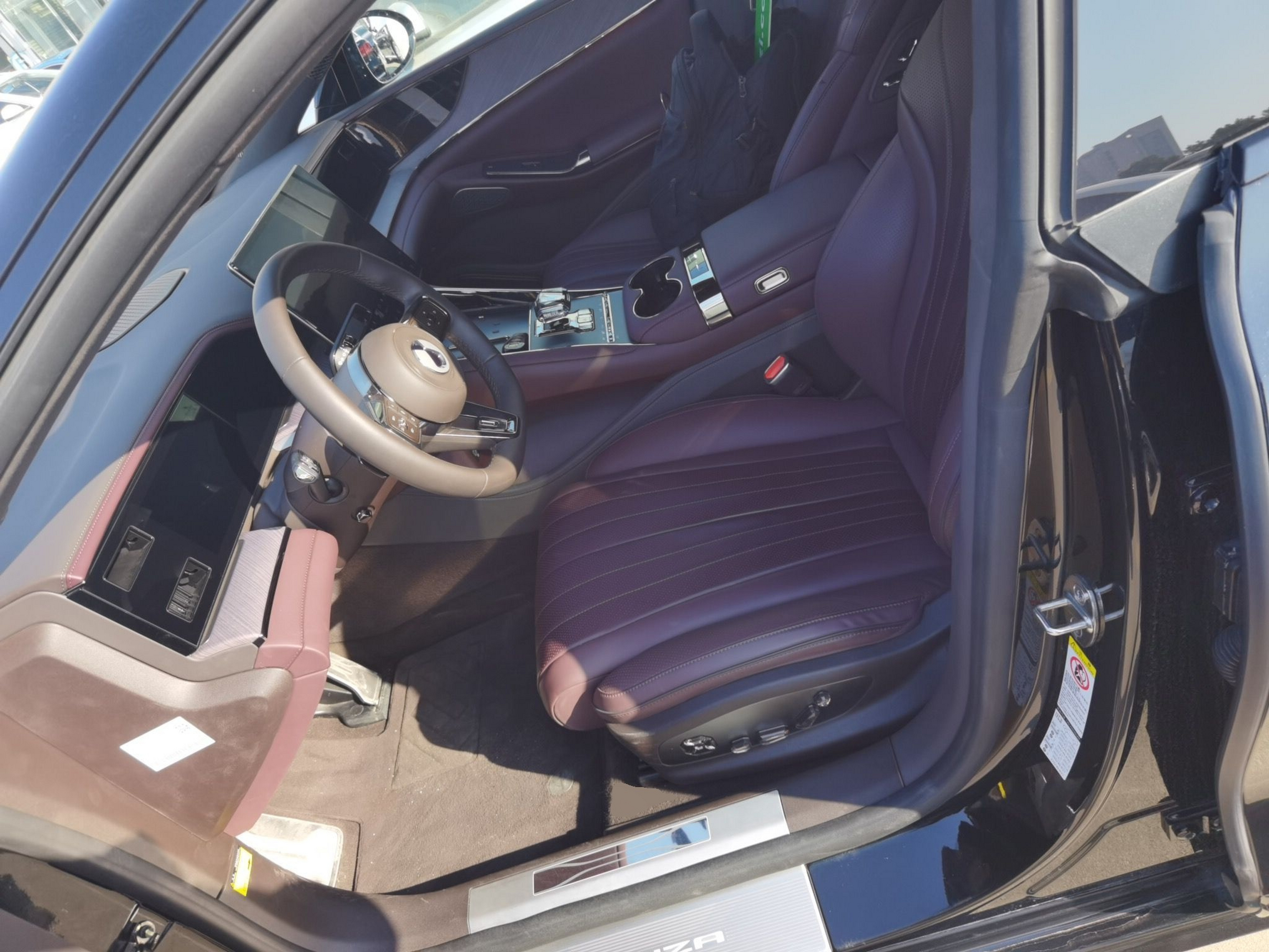 المقاعد الأمامية داخل السيارة