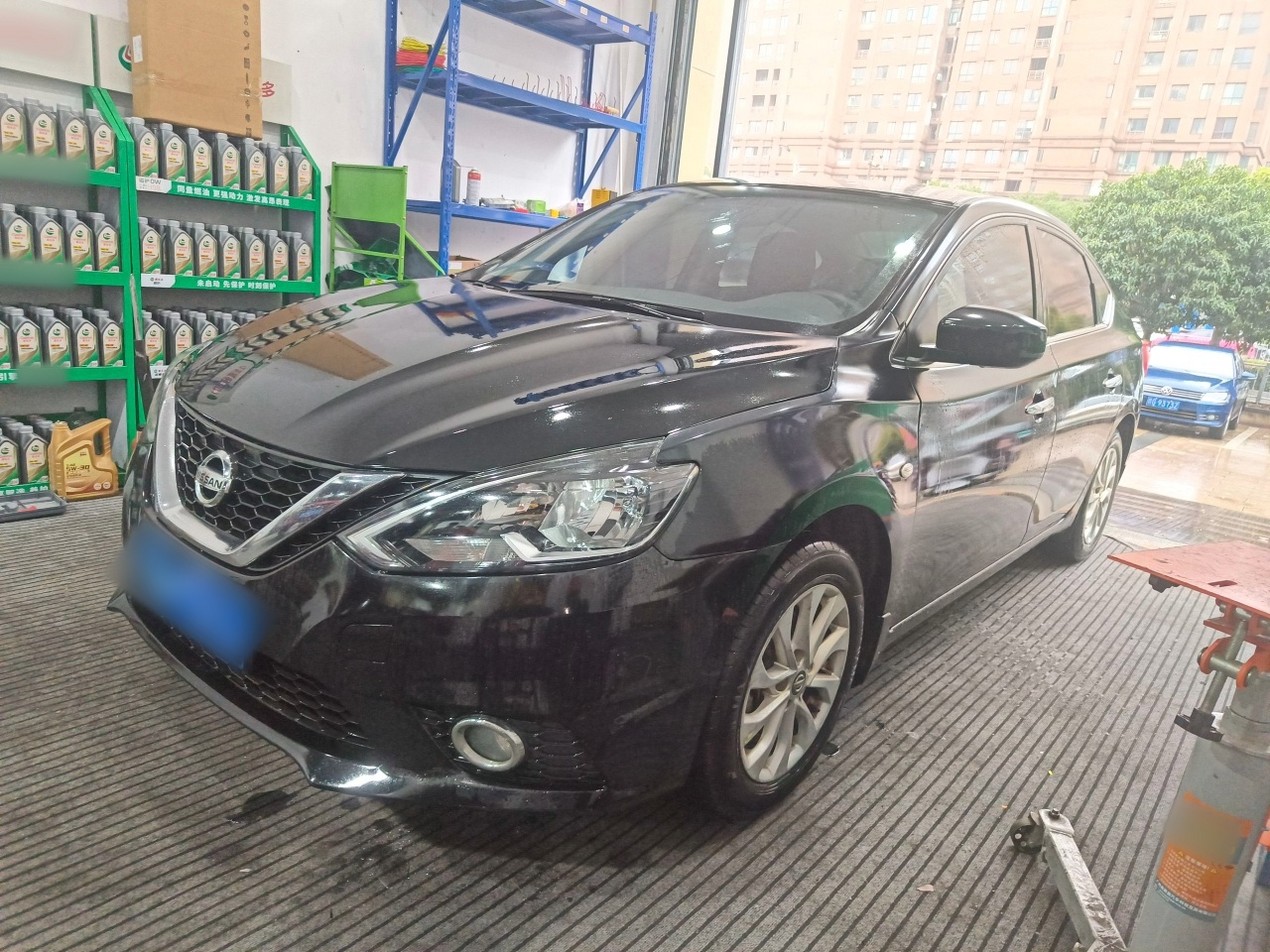 Под передней частью автомобиля