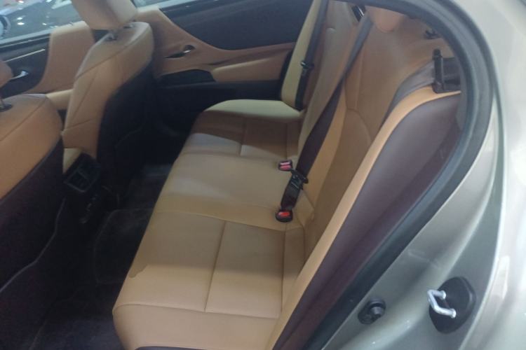 Used Lexus ES 2020 300h Premier Edition
