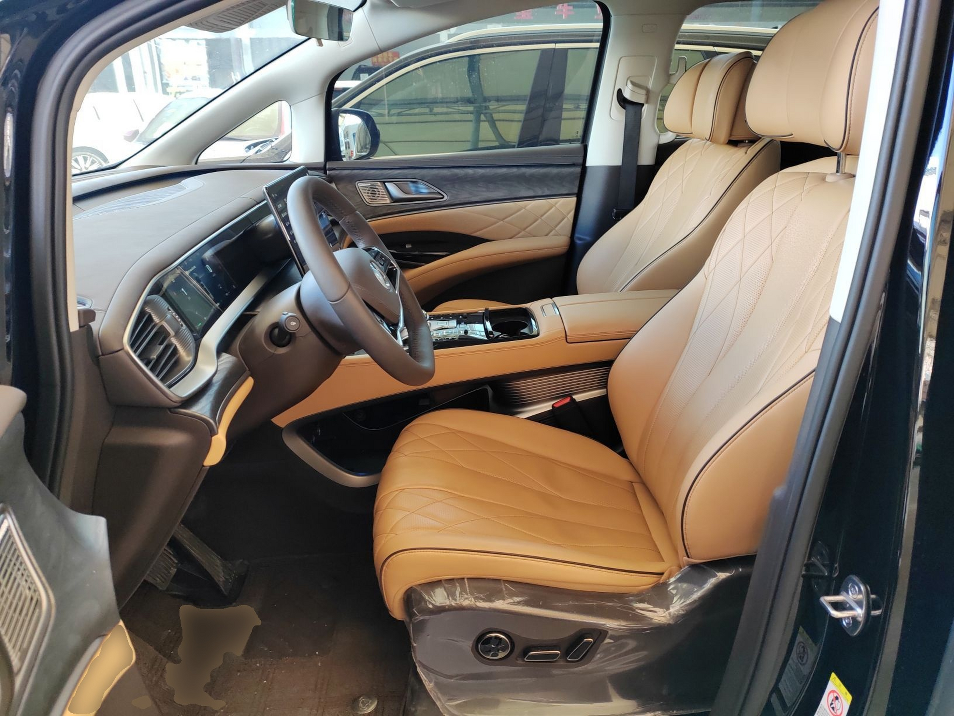 المقاعد الأمامية داخل السيارة