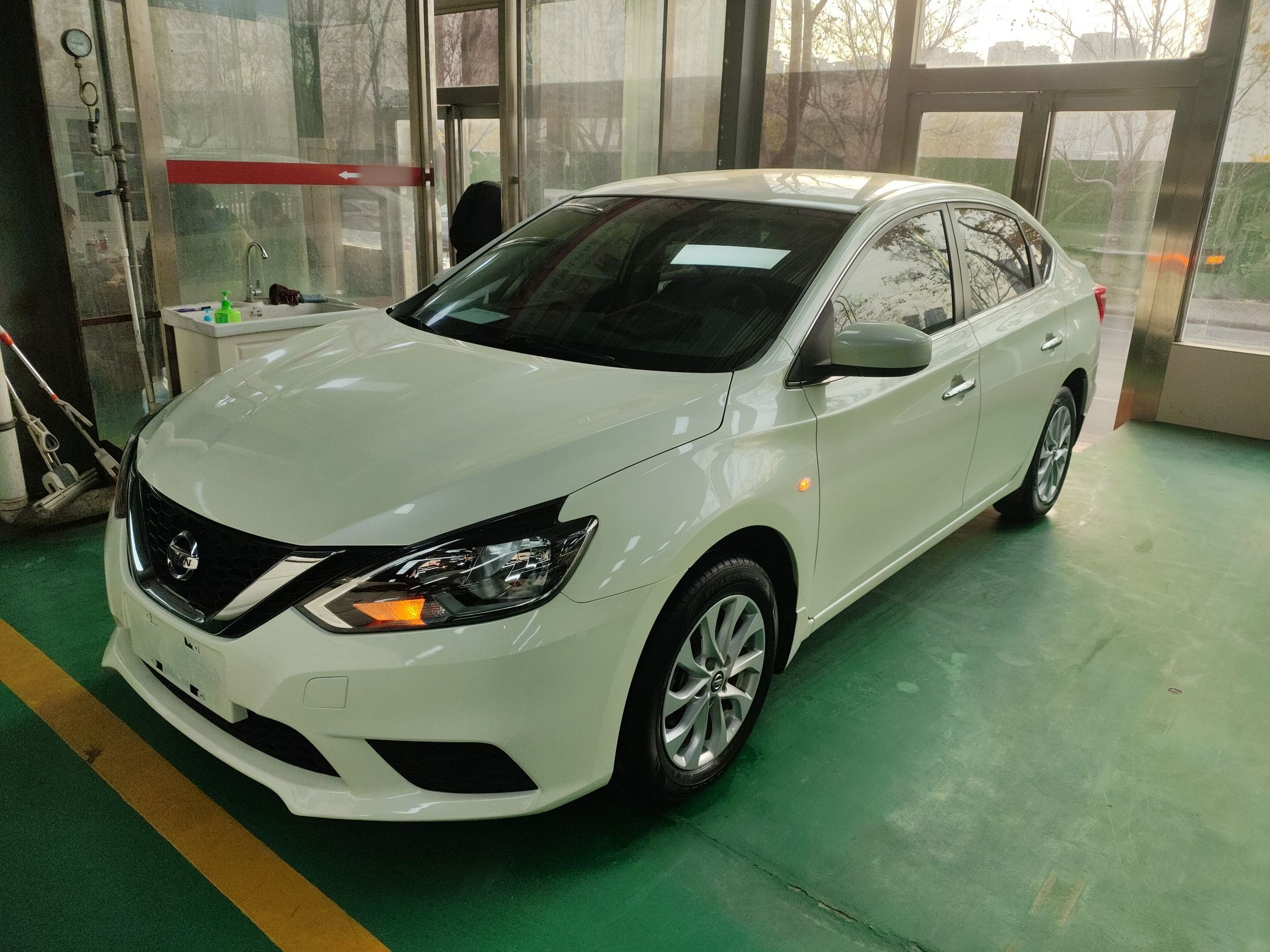 تحت مقدمة السيارة