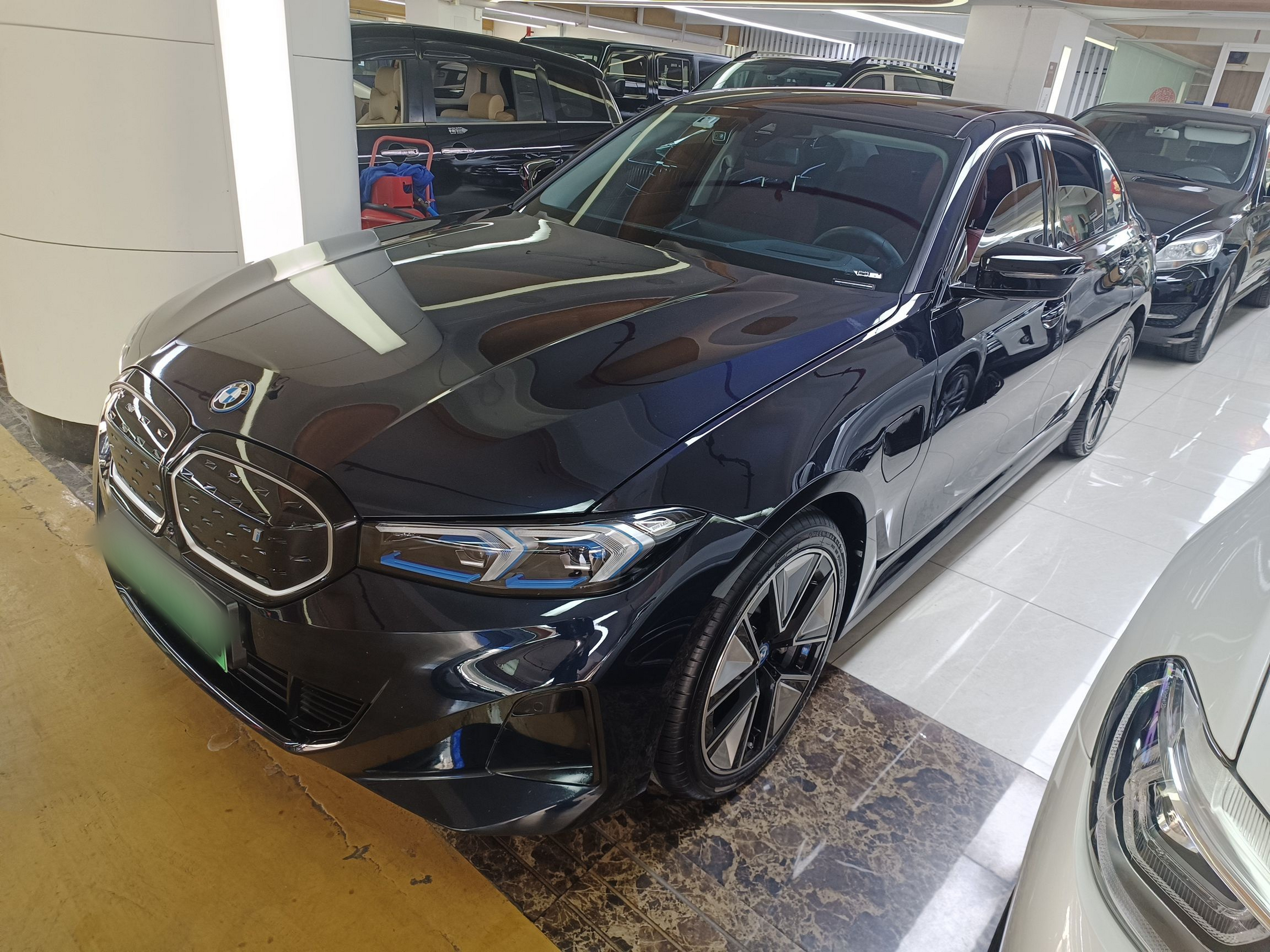 تحت مقدمة السيارة