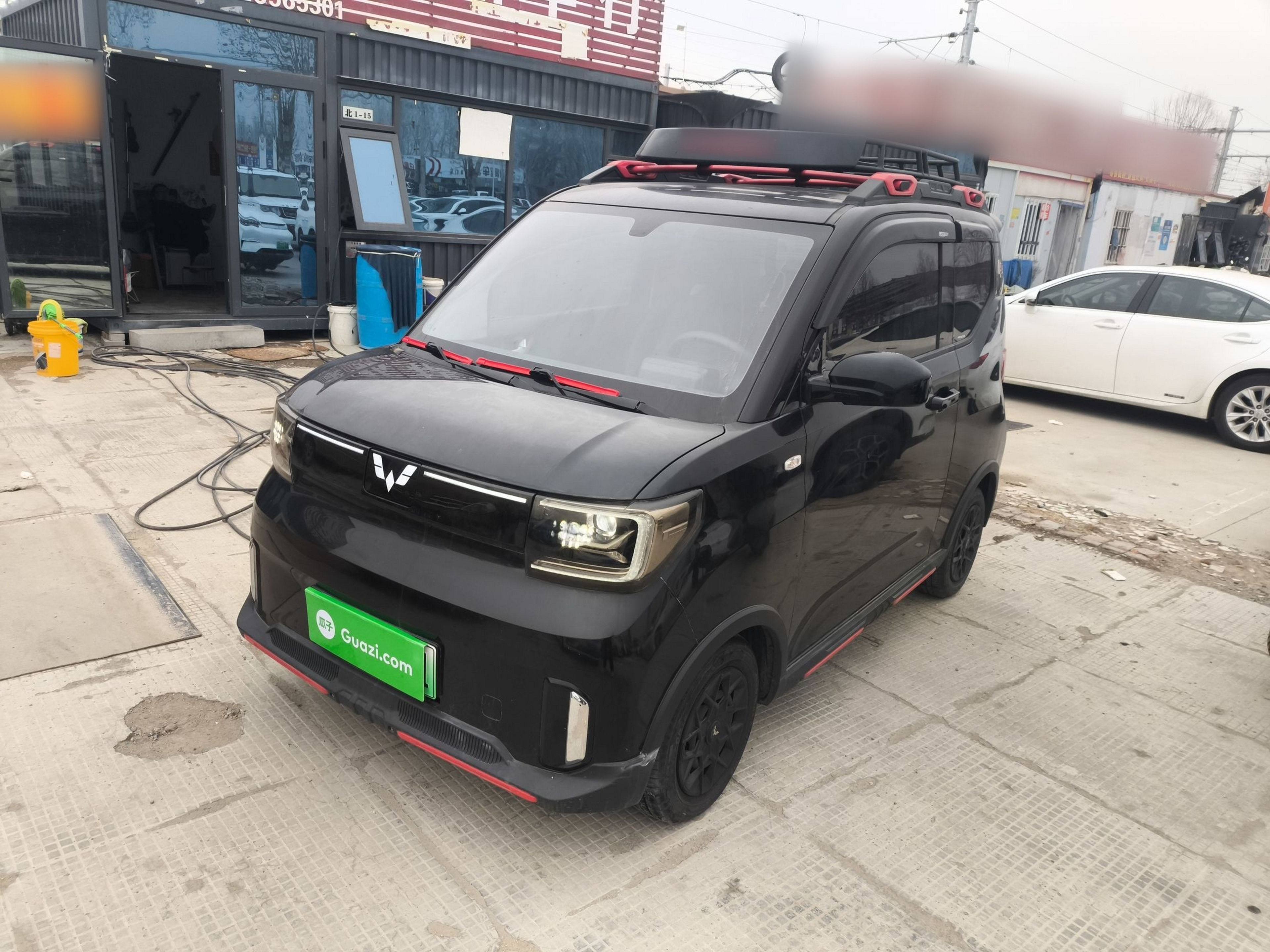 تحت مقدمة السيارة