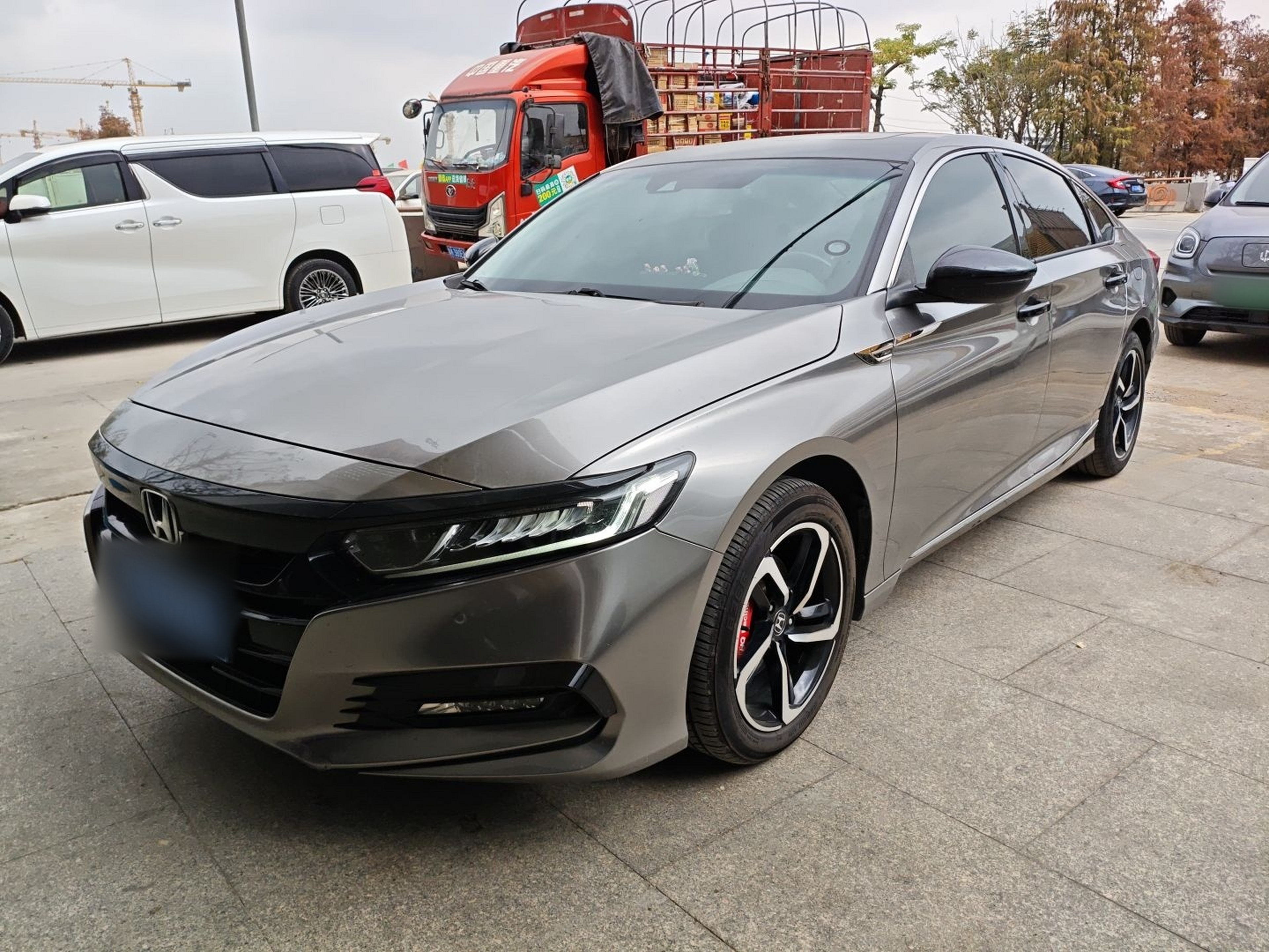 تحت مقدمة السيارة