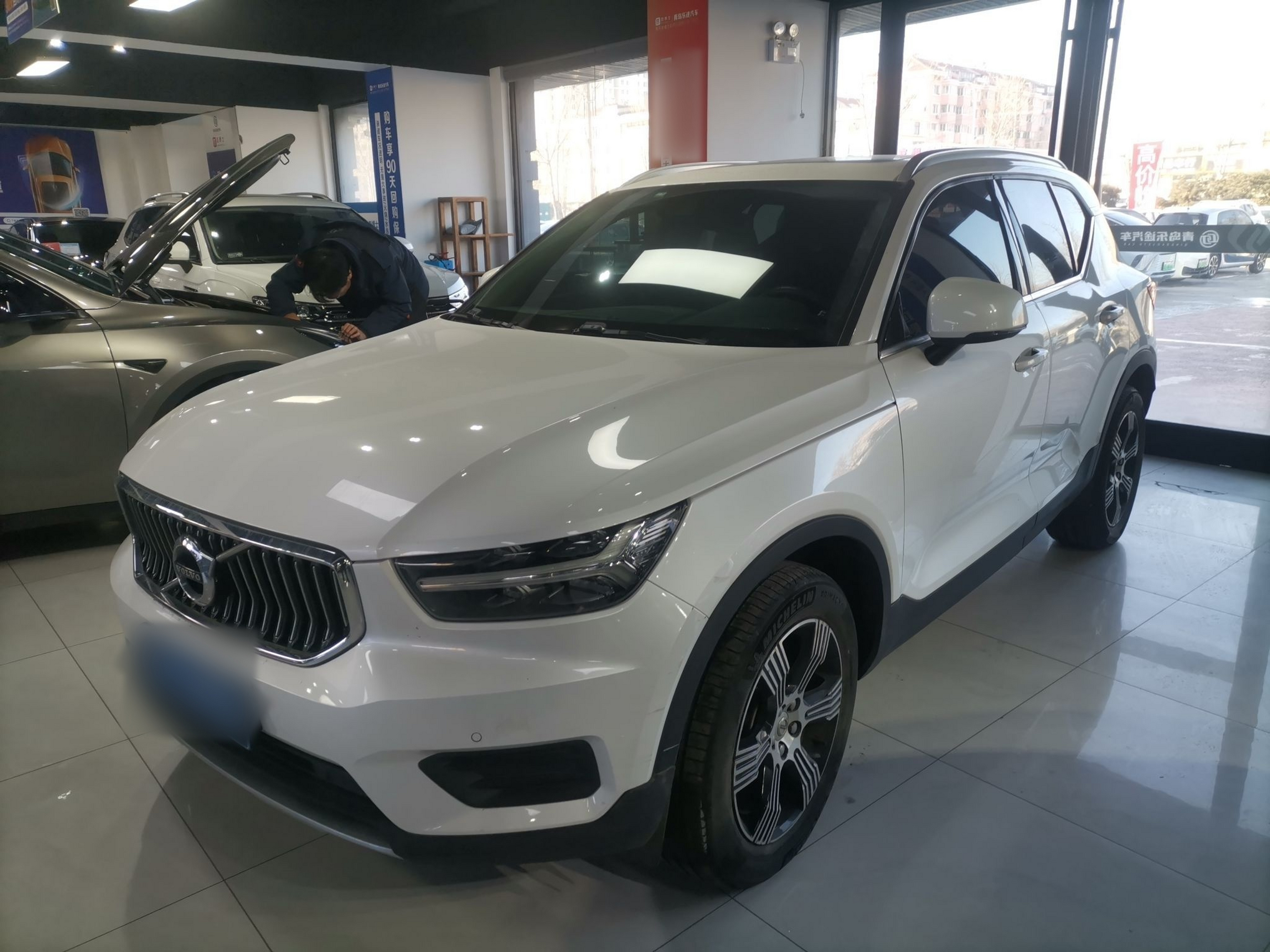 Под передней частью автомобиля