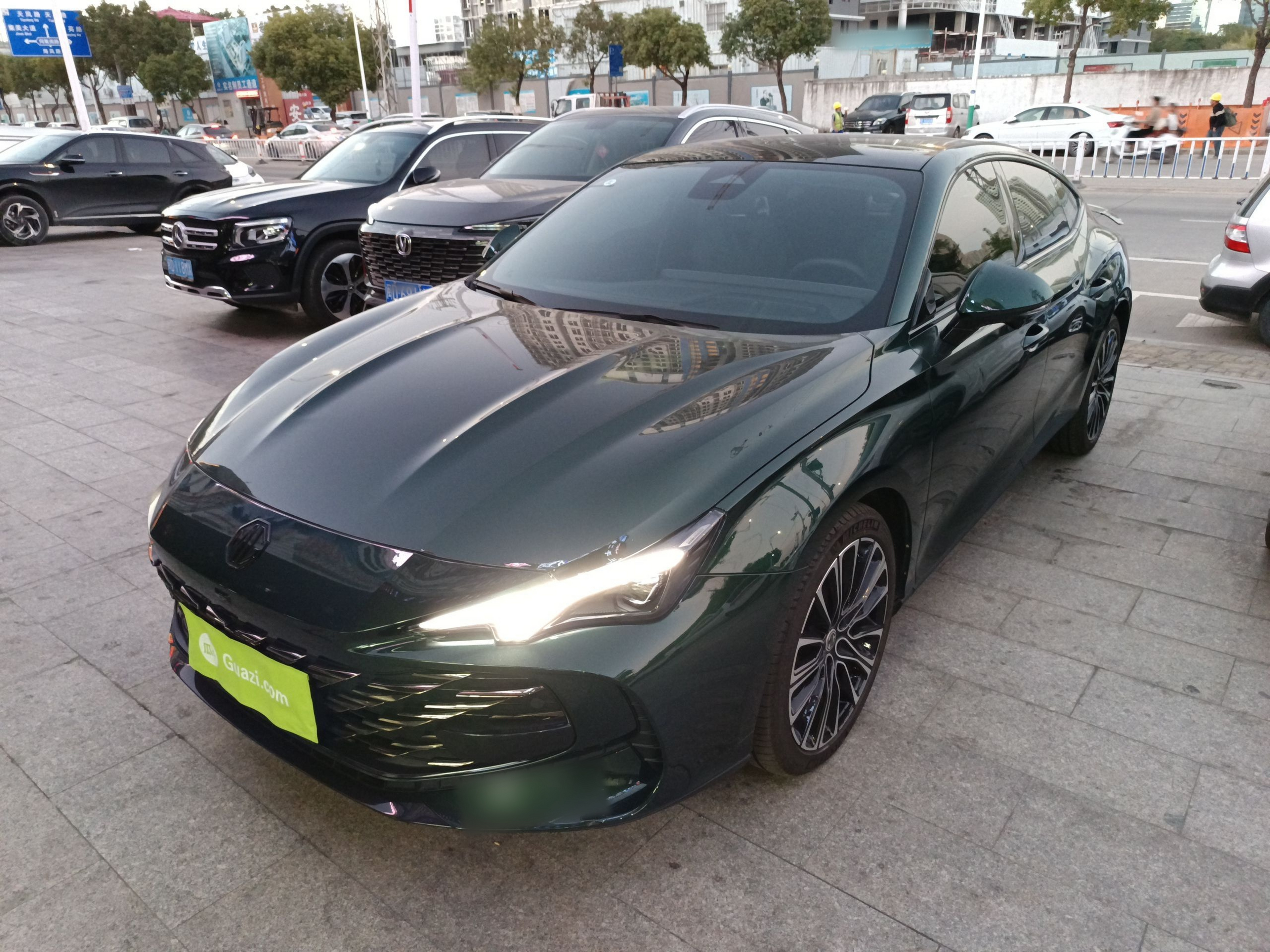 تحت مقدمة السيارة