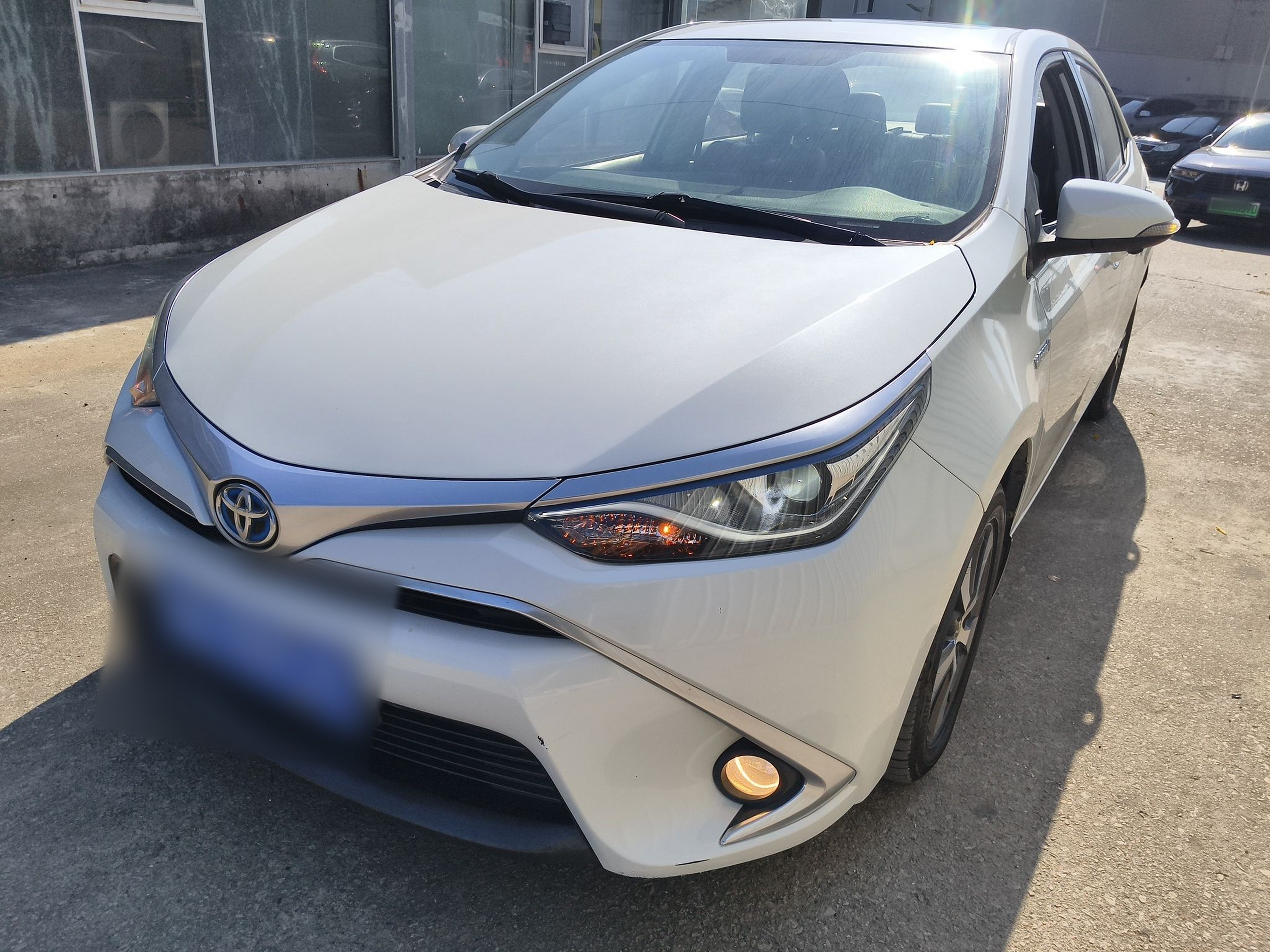 تحت مقدمة السيارة