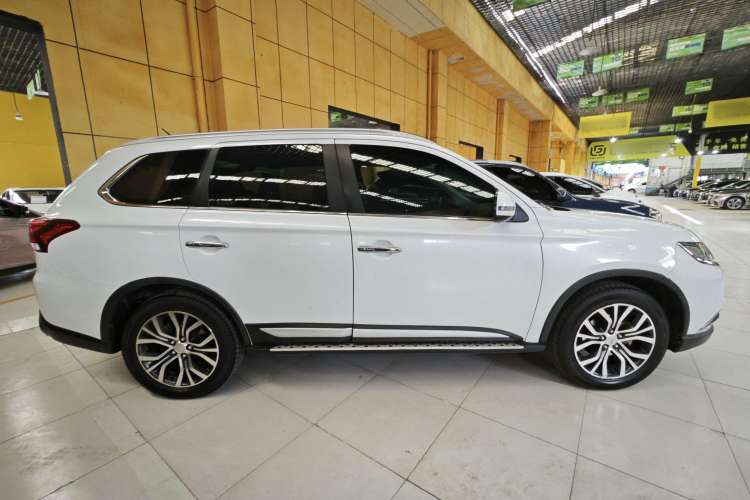 Used Mitsubishi Outlander 2016 2.4L 4x4 Luxury Edition 7-Seater
