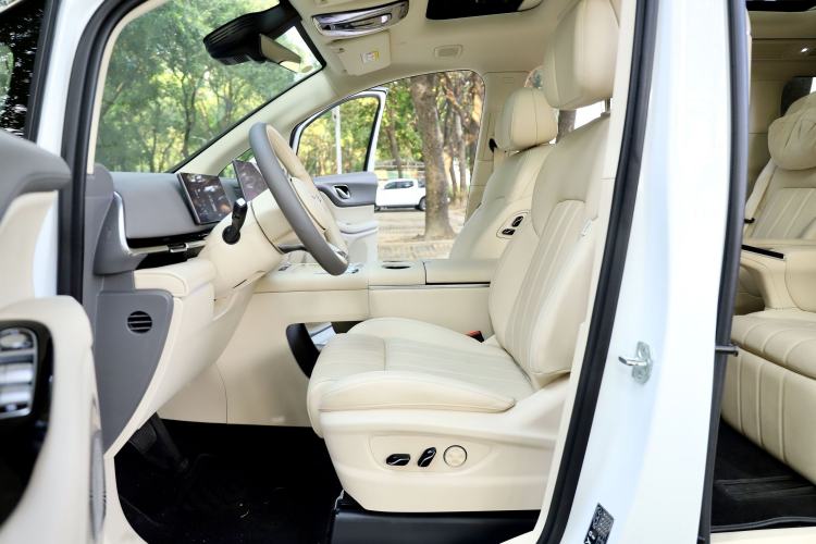 Used VOYAH Dream 2025 PHEV Four-Wheel Drive Prestige Kunpeng Edition
