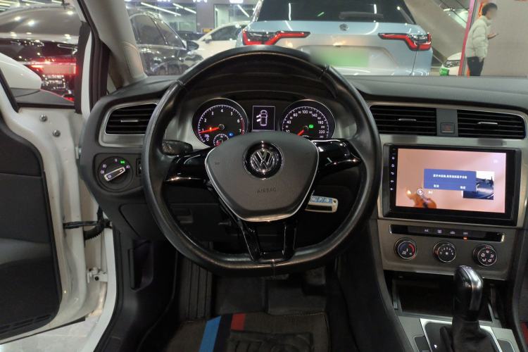 Used Volkswagen Golf 2016 230TSI Automatic Comfort Version
