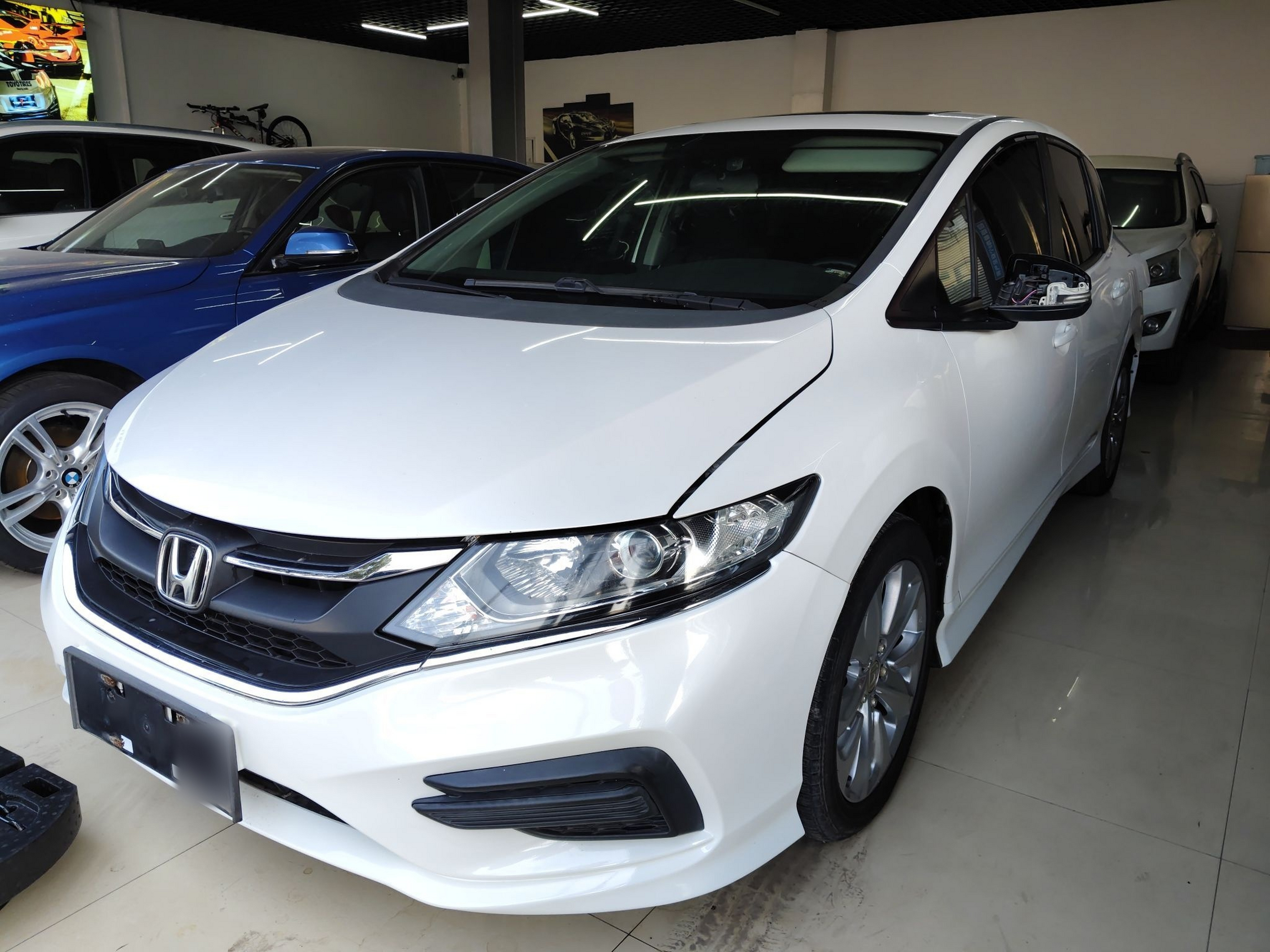 تحت مقدمة السيارة